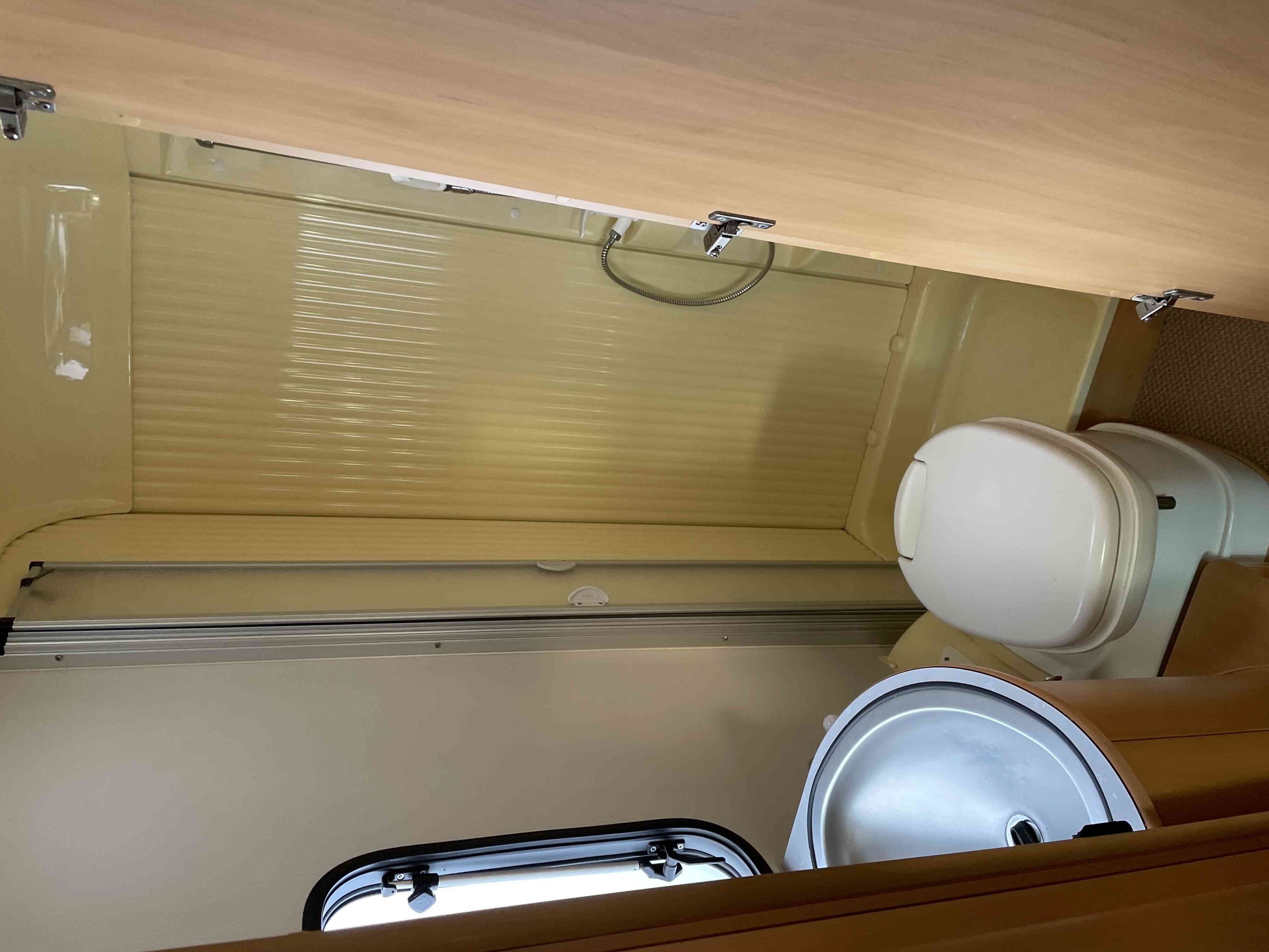 camping-car DETHLEFFS ADVANTAGE   intérieur / salle de bain  et wc