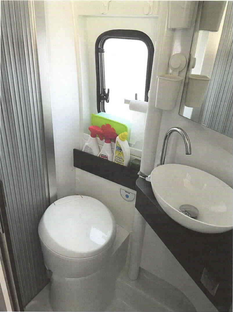 camping-car ELIOS VAN 63LB  intérieur / salle de bain  et wc