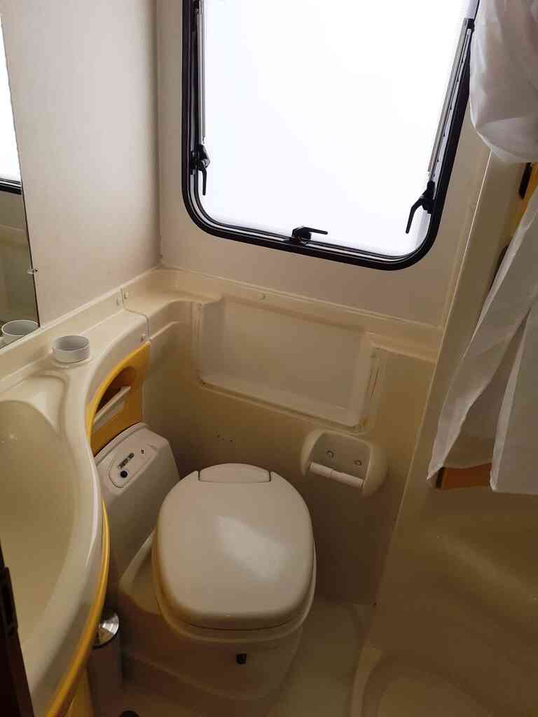 camping-car JOINT J 350  intérieur / salle de bain  et wc