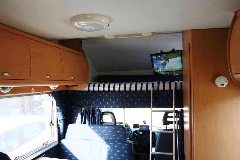 camping-car JOINT J 350  intérieur / couchage principal