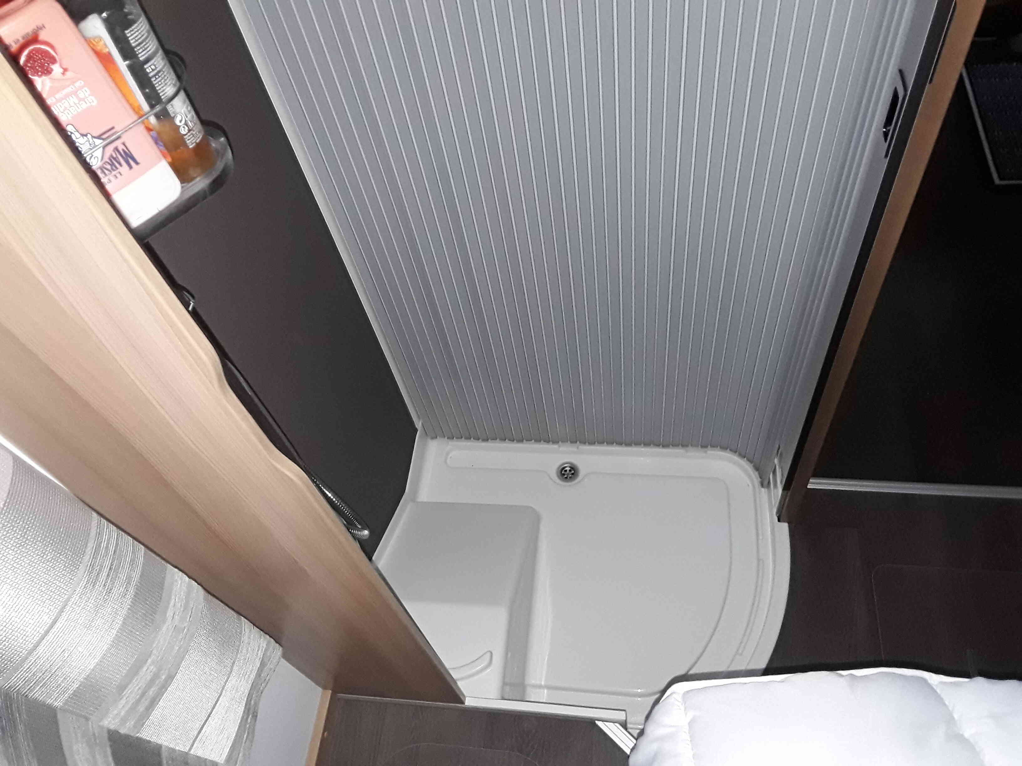 camping-car ADRIA MATRIX AXESS 600 SC   intérieur / salle de bain  et wc