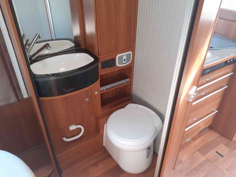 camping-car DETHLEFFS ESPRIT I 7150  intérieur / salle de bain  et wc