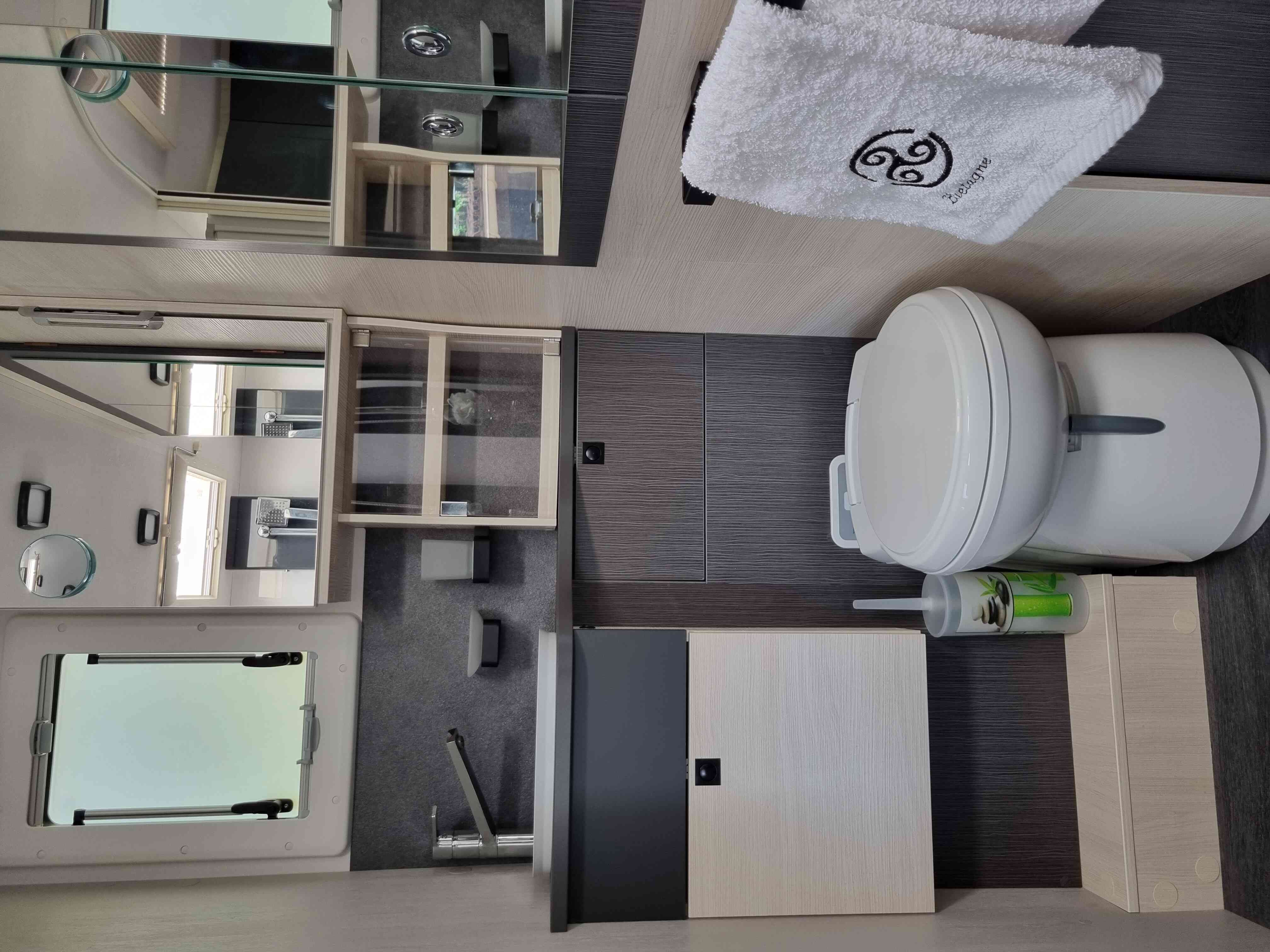 camping-car CHAUSSON 640 TITANIUM PREMIUM  intérieur / salle de bain  et wc