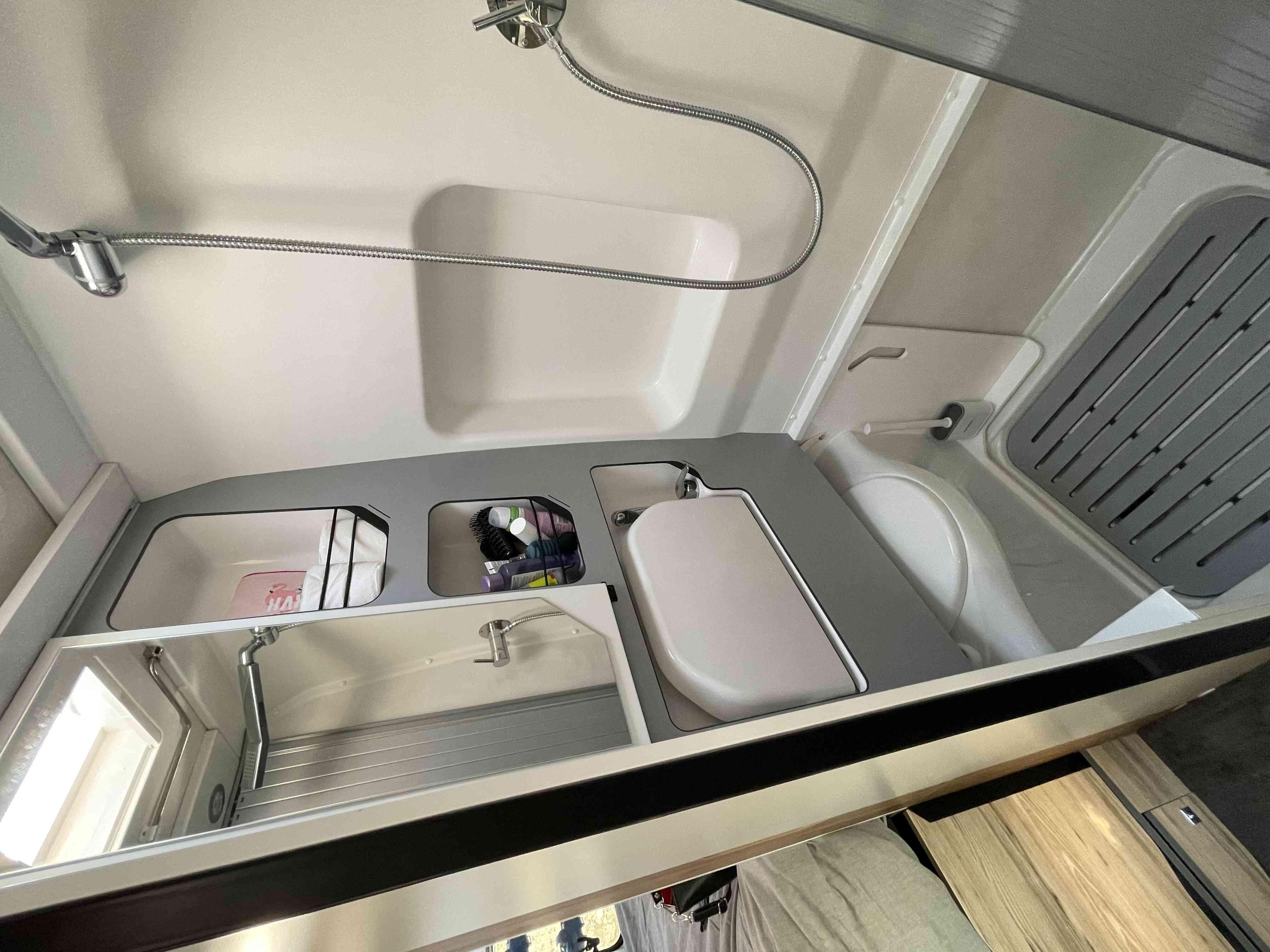 camping-car BAVARIA 600 G CONFORT  intérieur / salle de bain  et wc