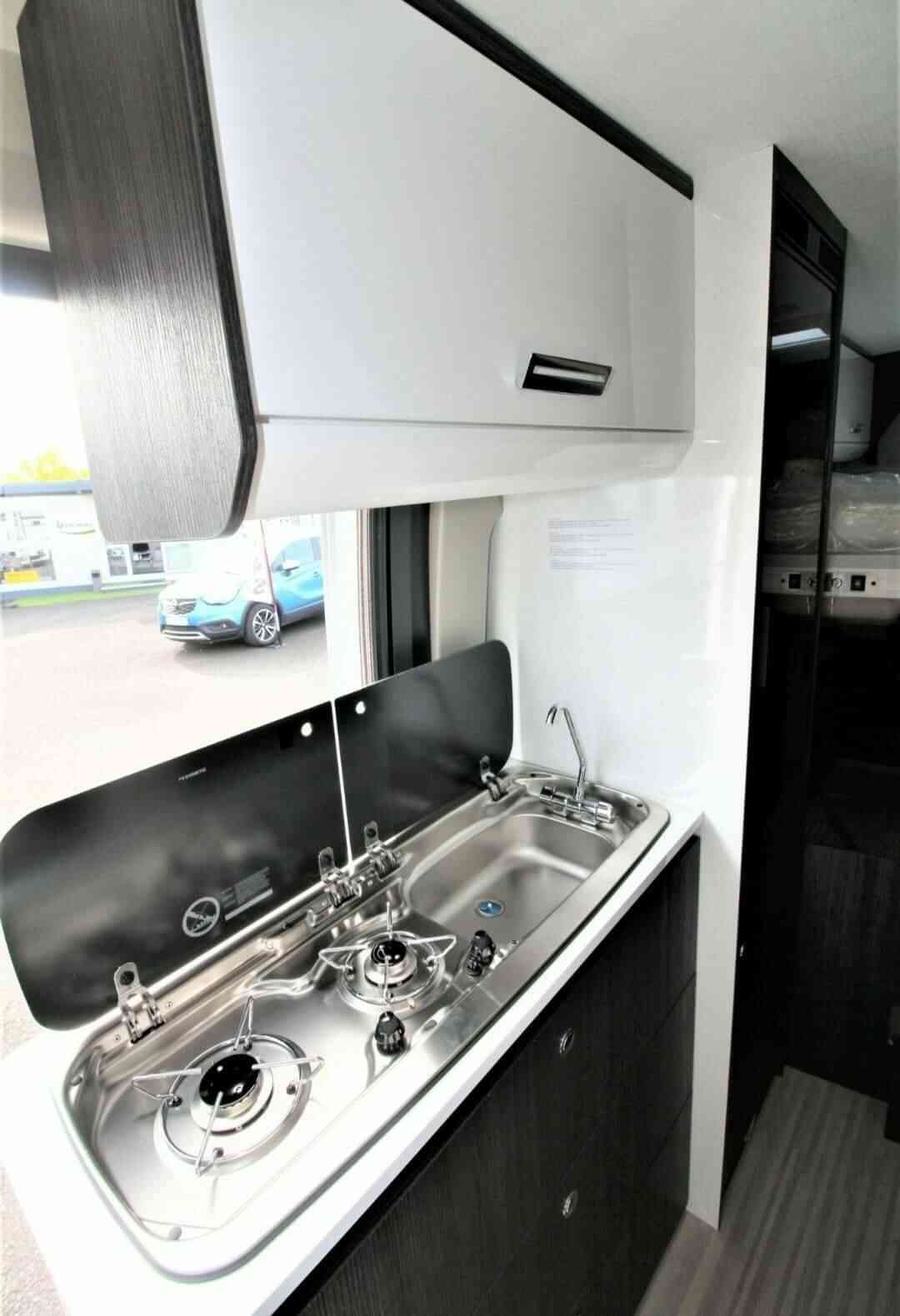 camping-car BENIMAR 190 UP  intérieur  / coin cuisine