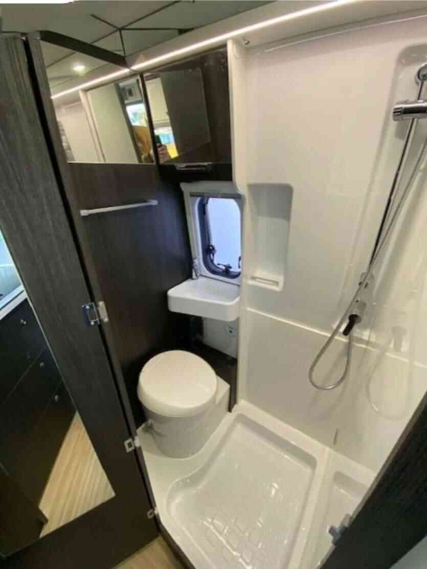 camping-car BENIMAR 190 UP  intérieur / salle de bain  et wc