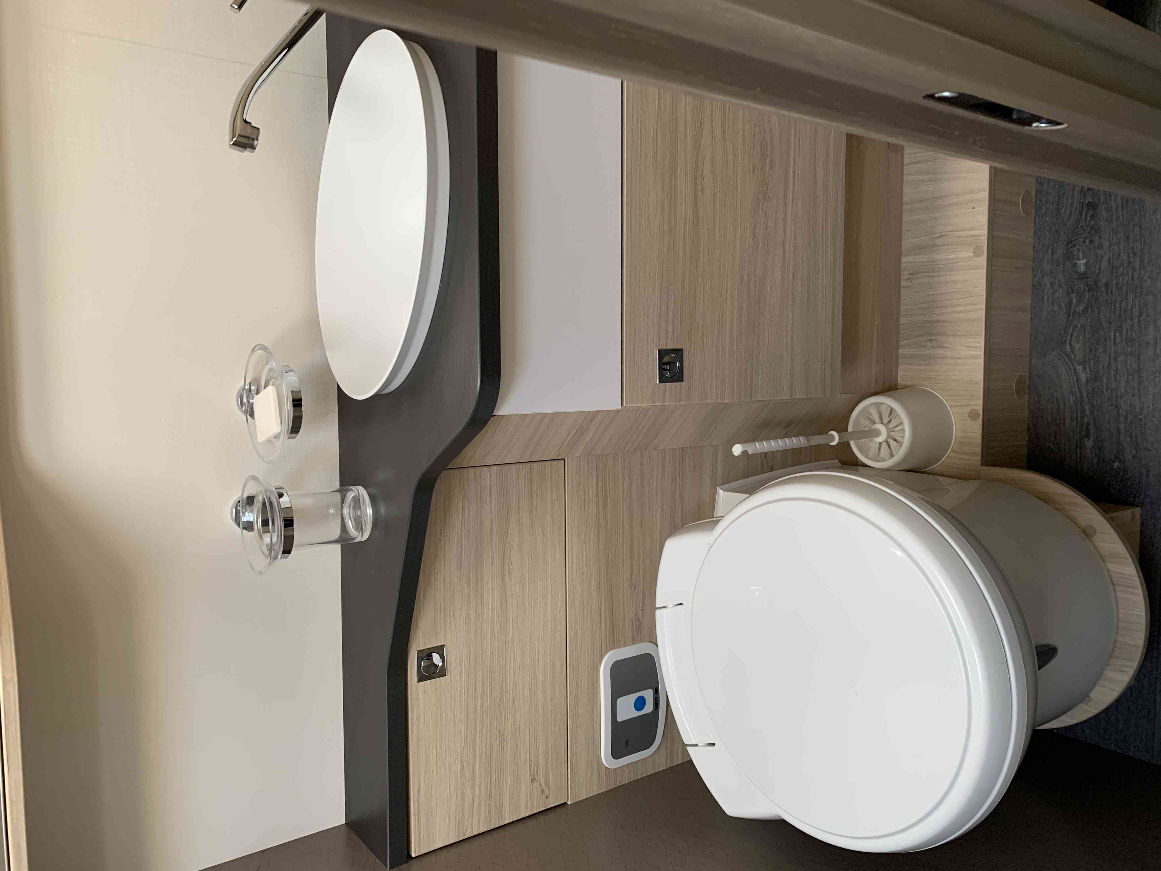 camping-car CHAUSSON 788 TITANIUM VIP  intérieur / salle de bain  et wc