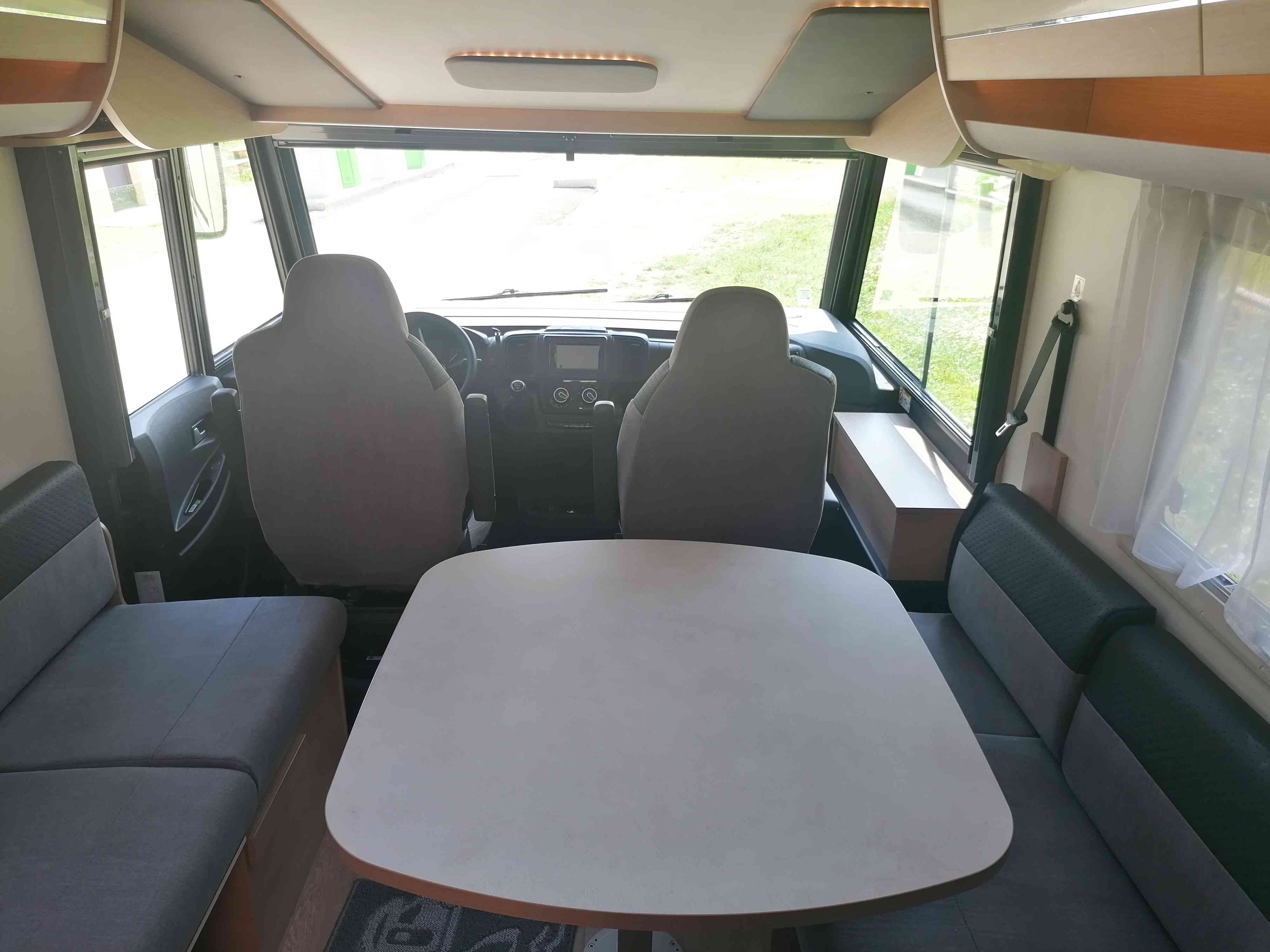 camping-car ITINEO TRAVELLER SB 700  intérieur / coin salon