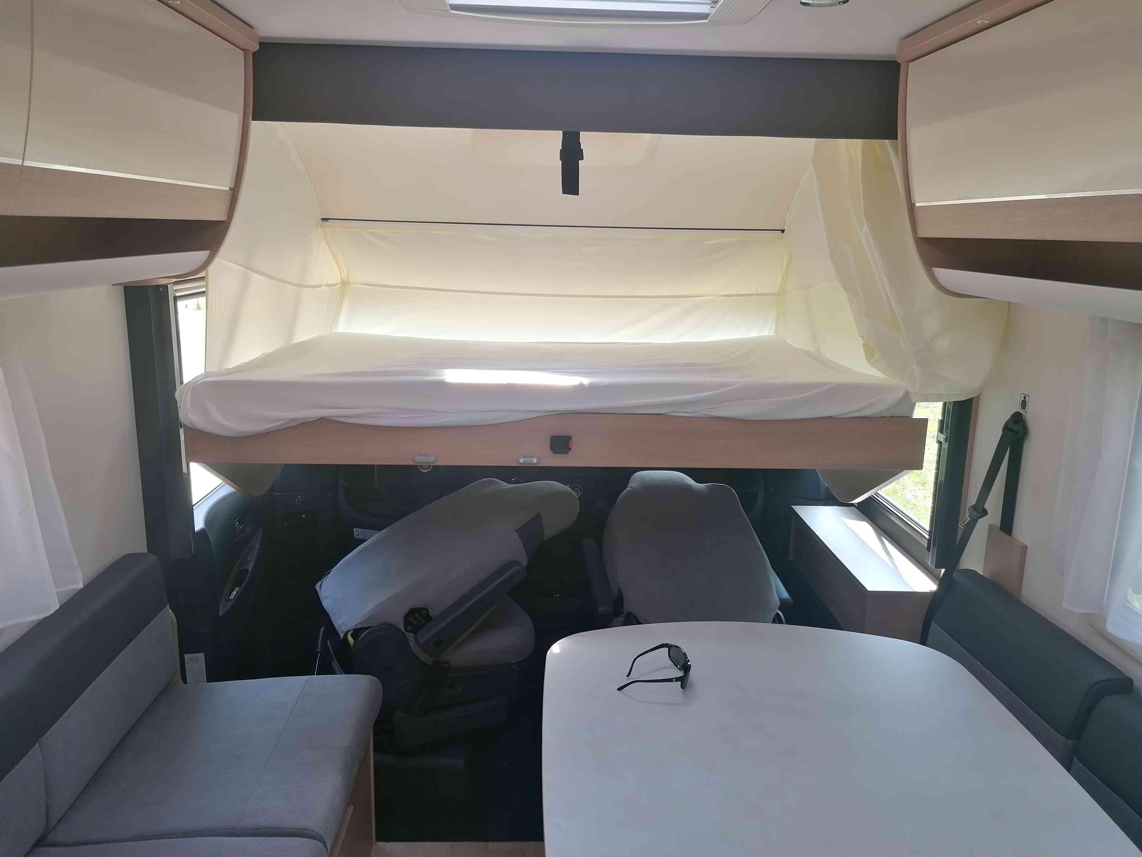 camping-car ITINEO TRAVELLER SB 700  intérieur / couchage principal