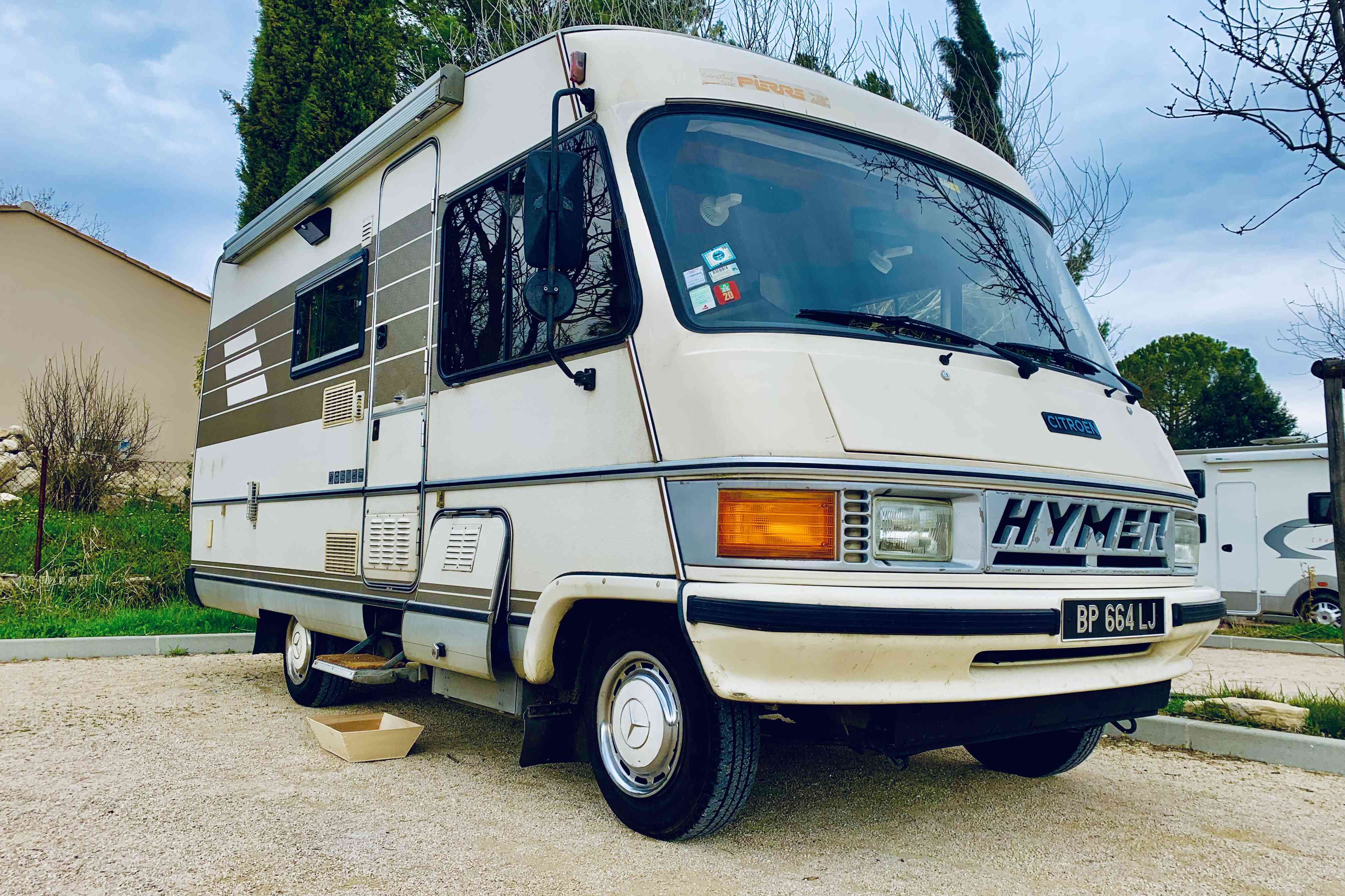 camping-car HYMER C 25  extérieur / face avant