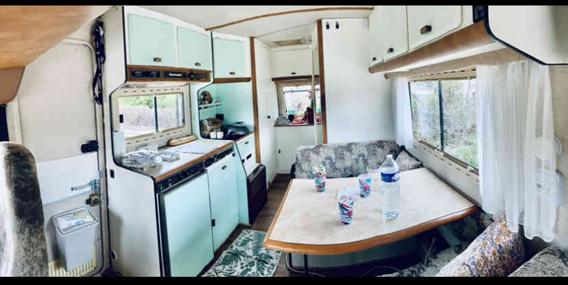 camping-car HYMER C 25  intérieur  / coin cuisine
