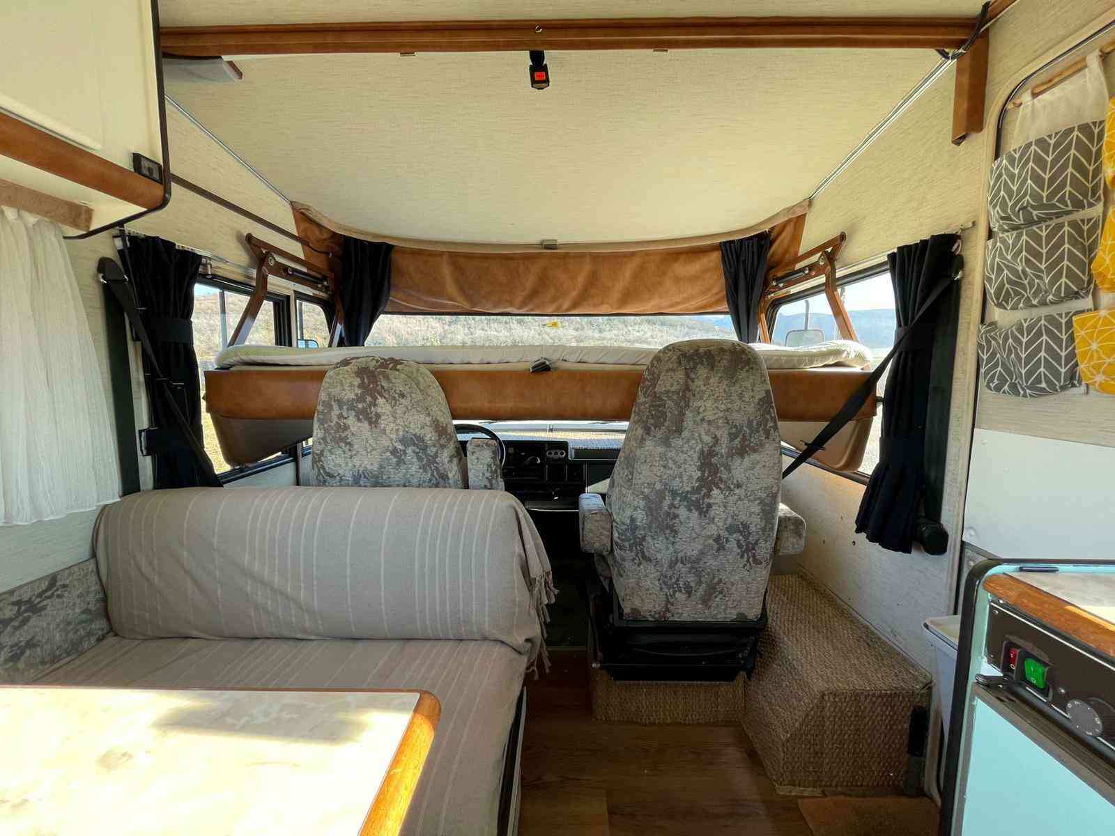 camping-car HYMER C 25  intérieur / couchage principal