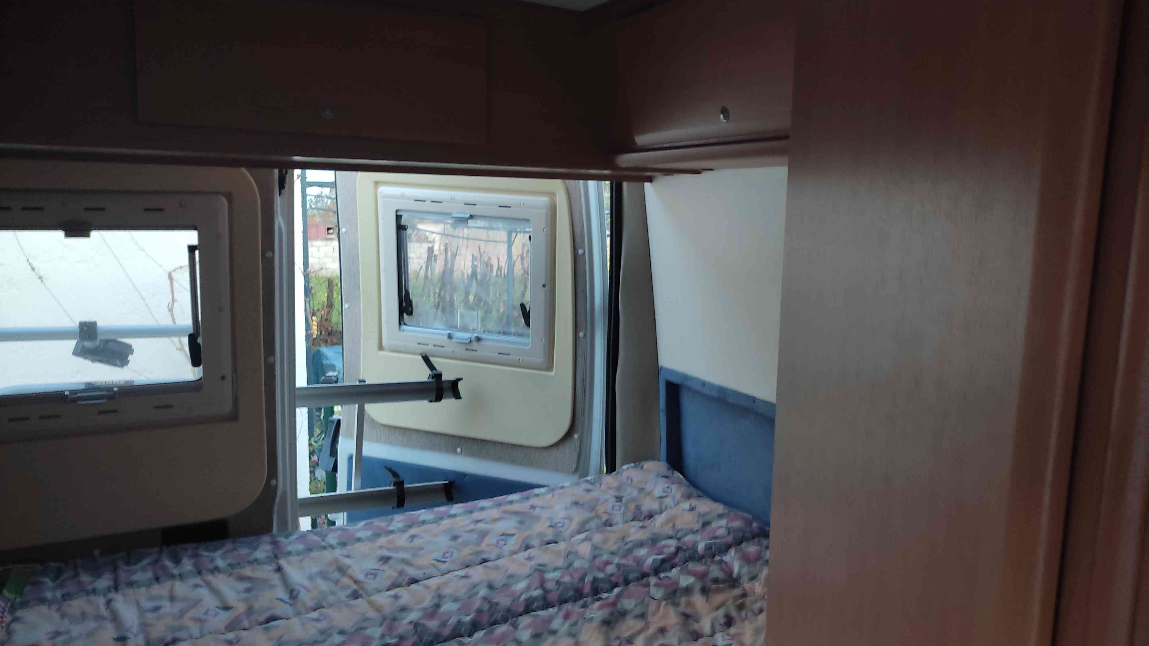 camping-car EUROCAMP 2  intérieur / couchage principal