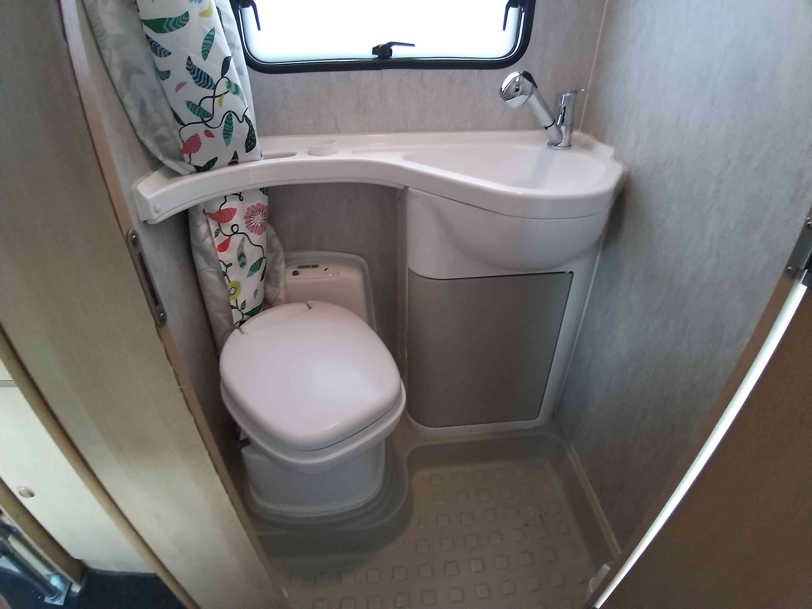 camping-car SCUDO CI AUTOHOMES ITACA  intérieur / salle de bain  et wc
