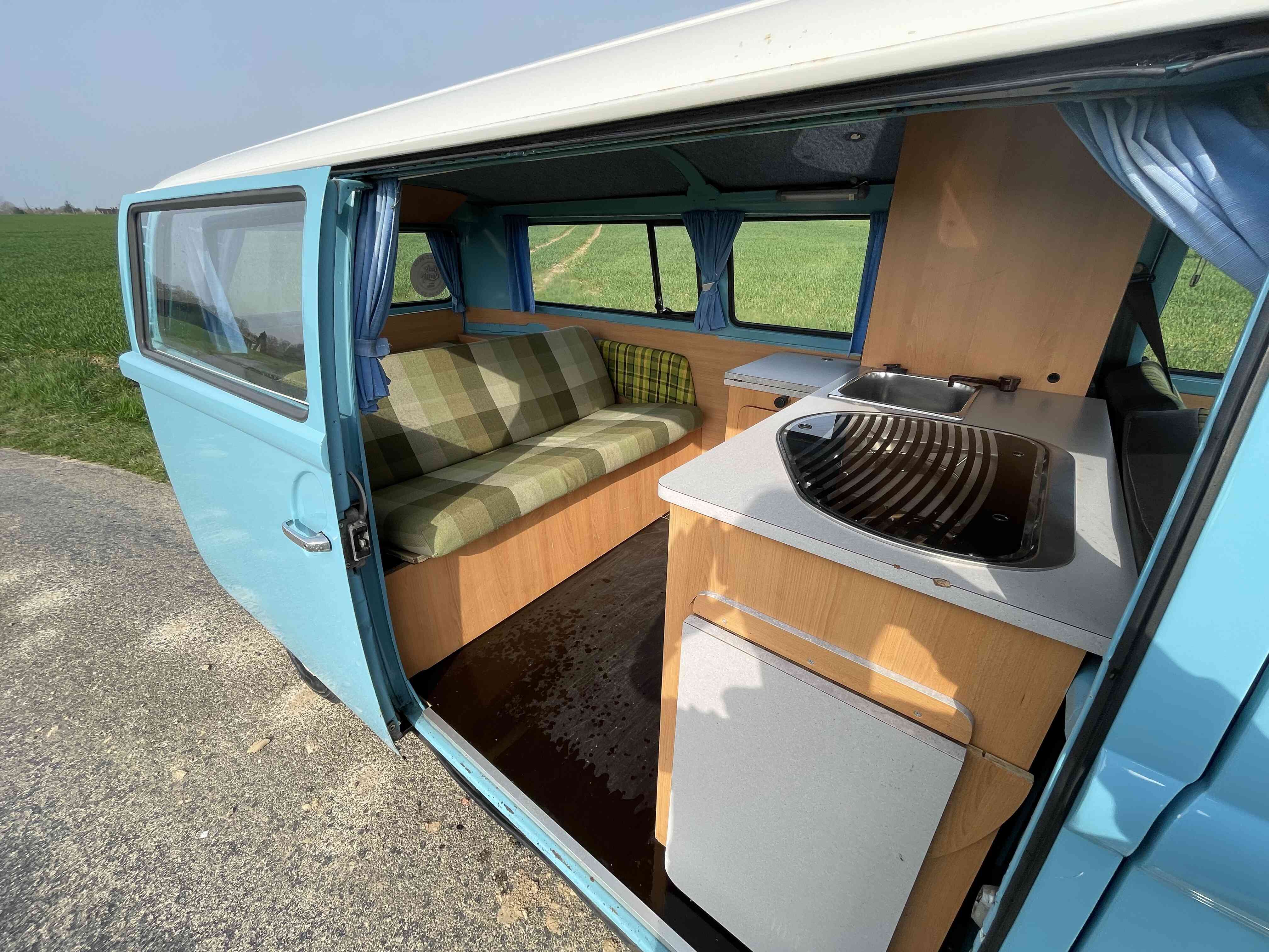 camping-car VOLKSWAGEN COMBI T2 BEBER  intérieur / coin salon
