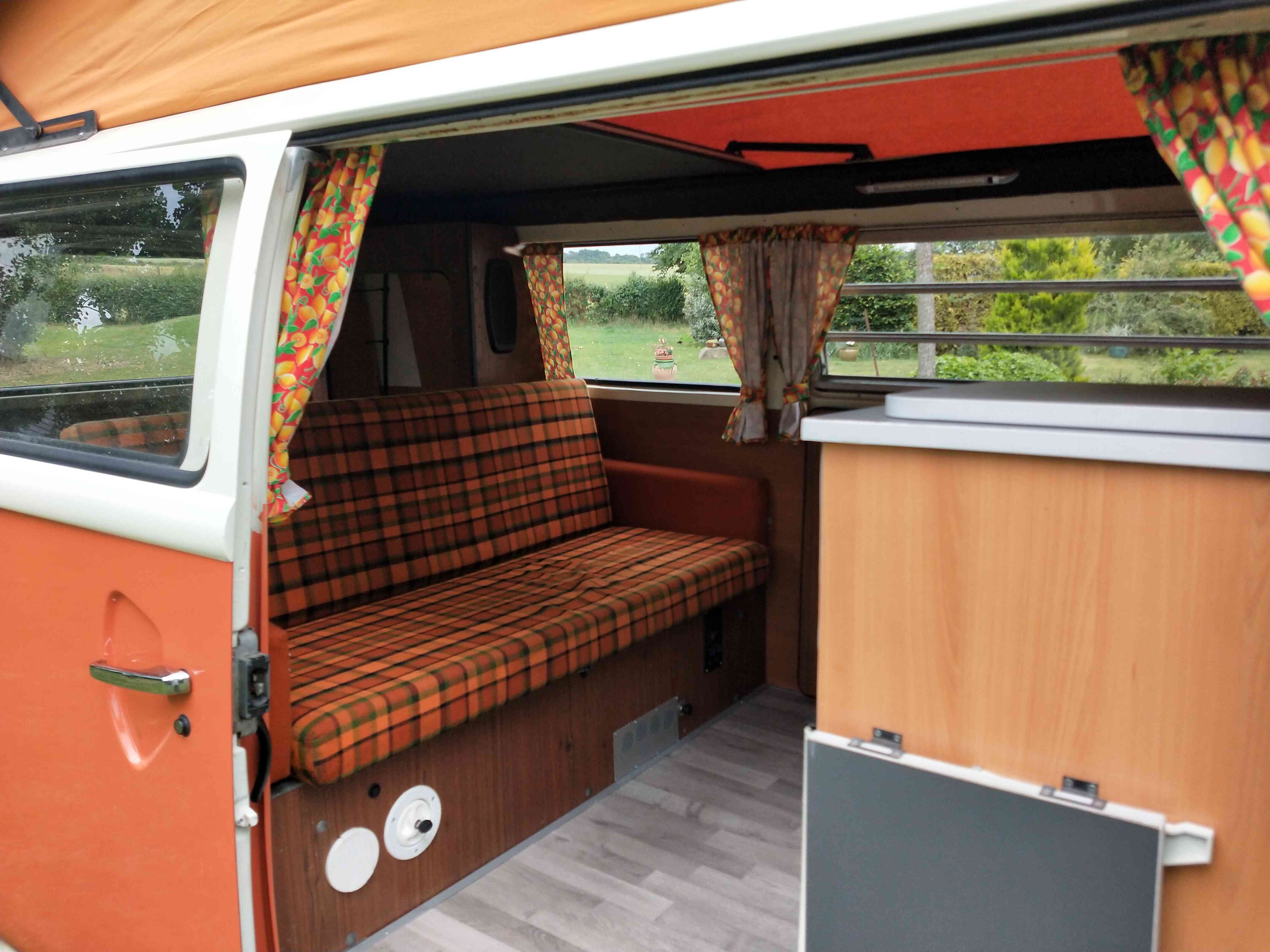camping-car VOLKSWAGEN COMBI T2   intérieur / coin salon