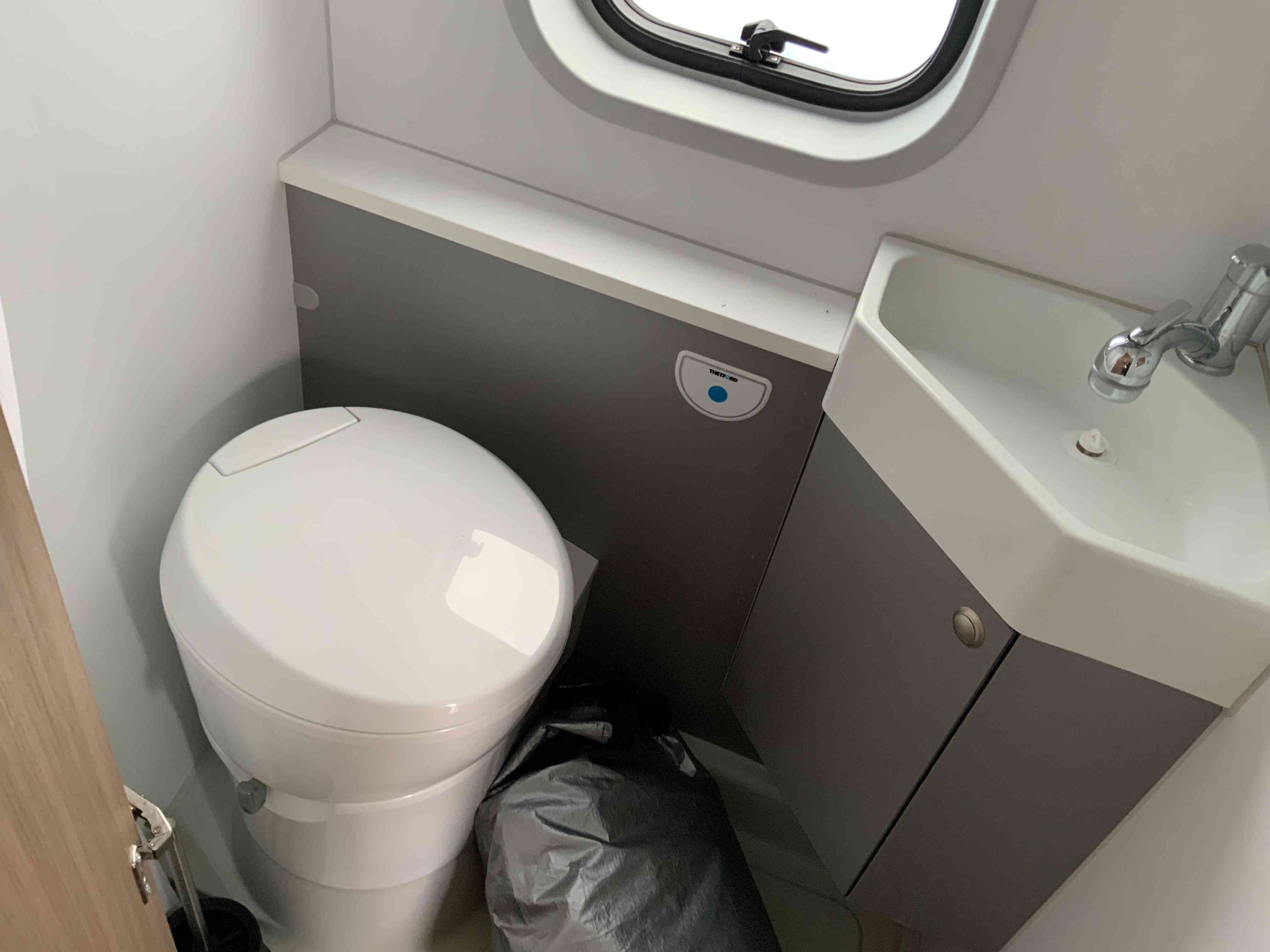camping-car ADRIA TWIN 640 SL   intérieur / salle de bain  et wc