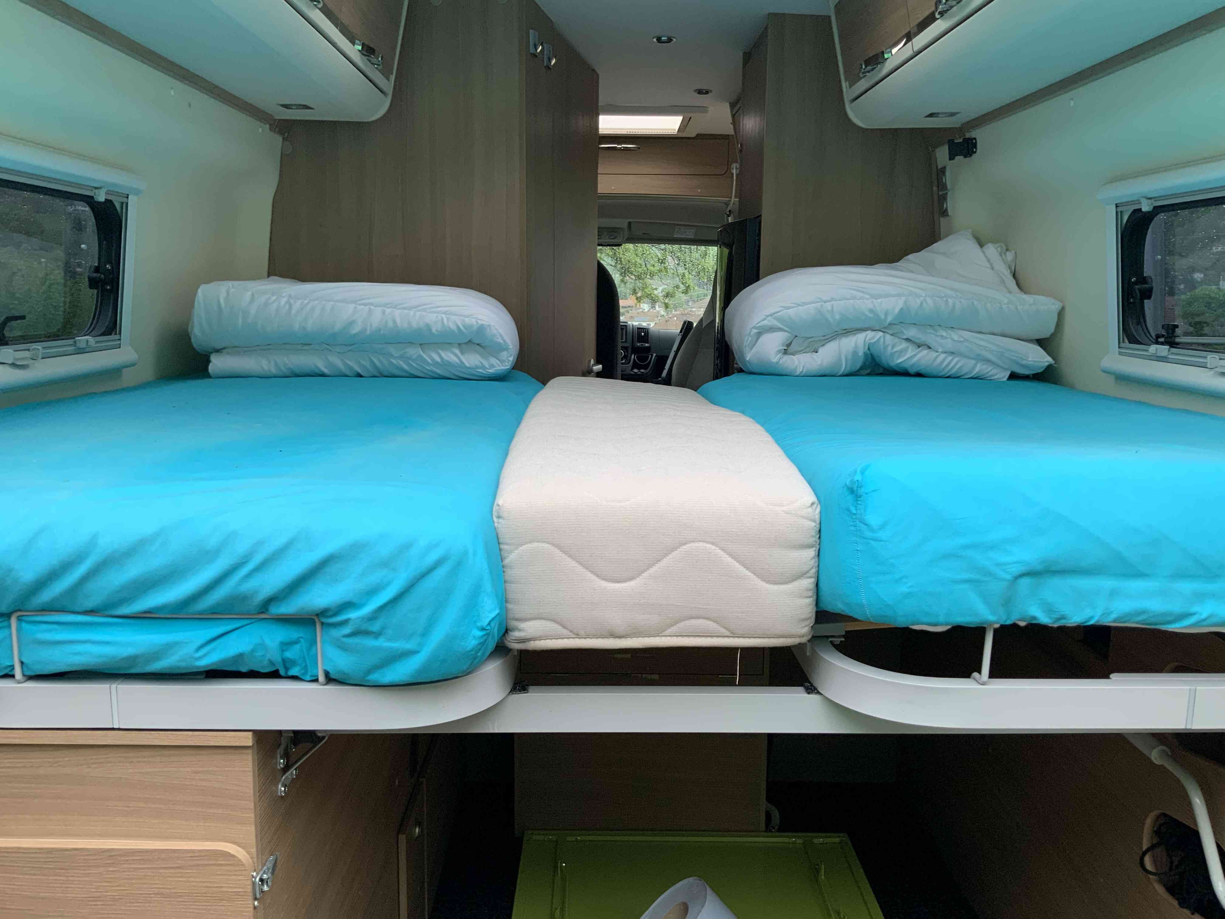 camping-car ADRIA TWIN 640 SL   intérieur / couchage principal