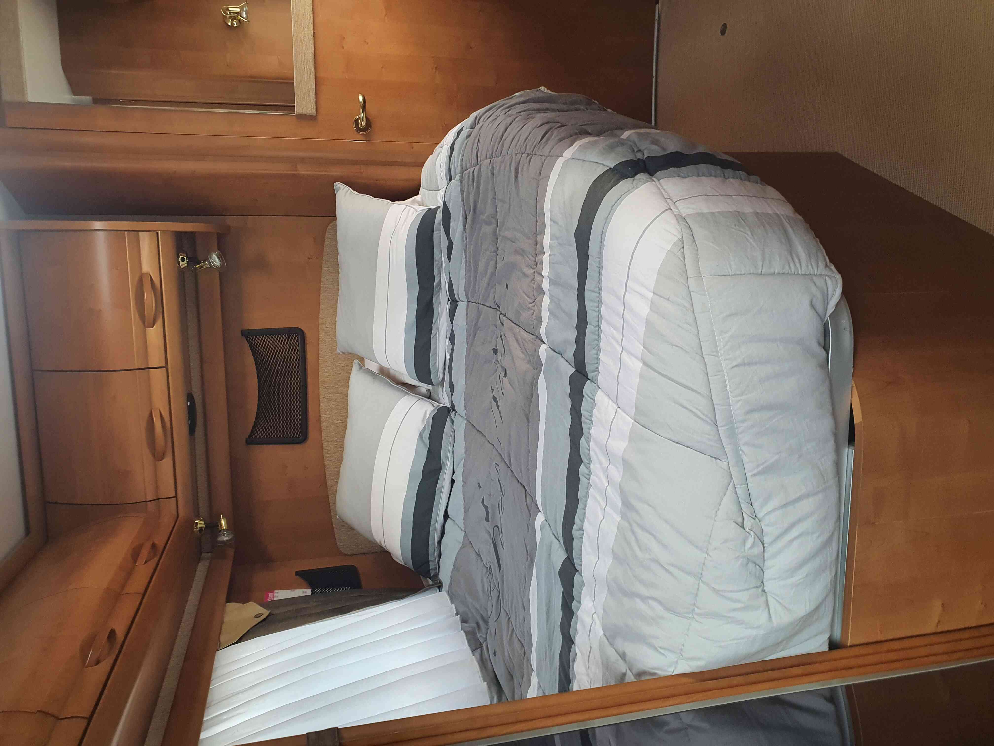 camping-car RAPIDO  906 M  intérieur / couchage principal