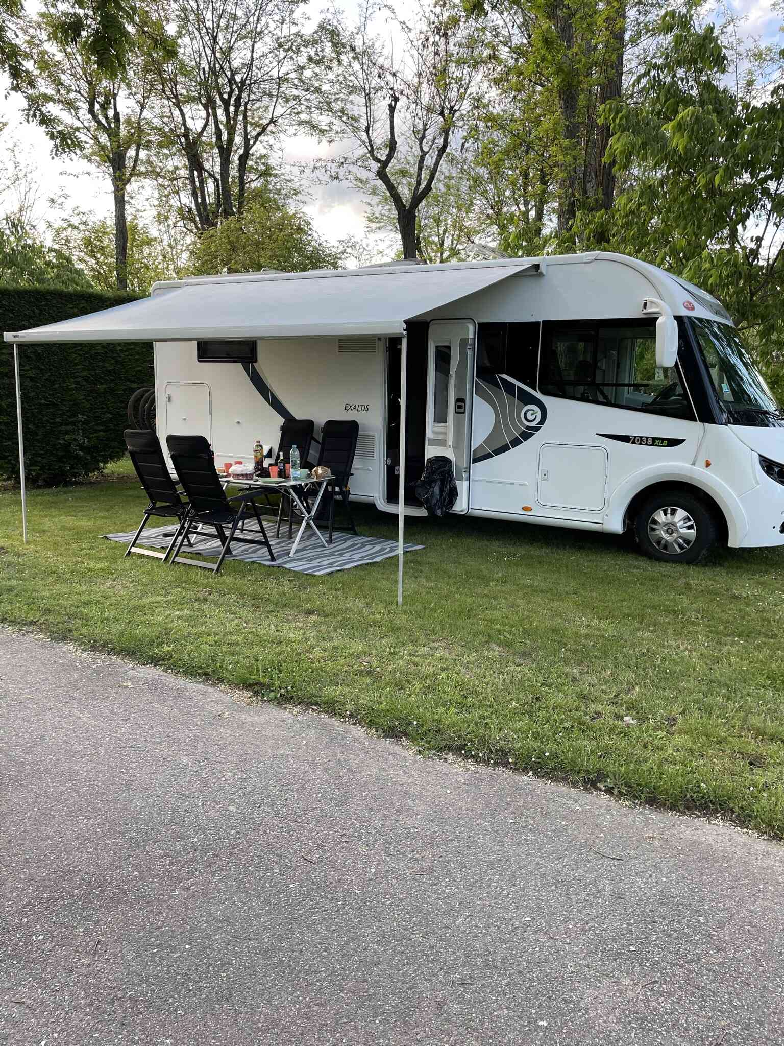 camping-car CHAUSSON EXALTIS 7038 XLB  extérieur / latéral gauche