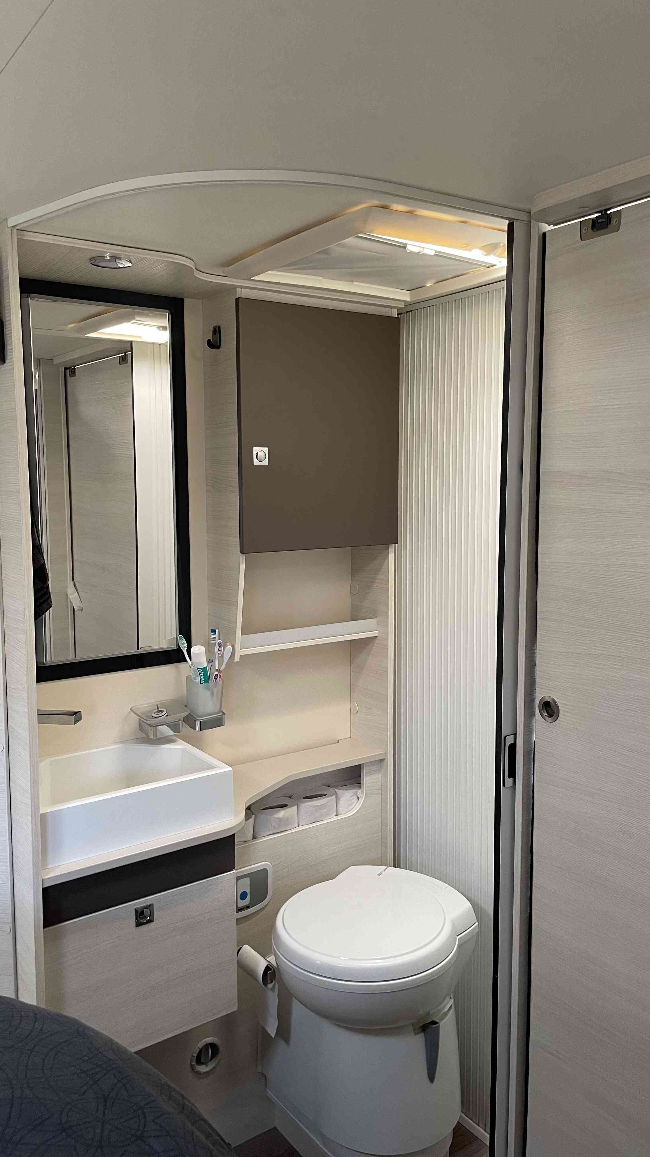 camping-car CHAUSSON EXALTIS 7038  intérieur / salle de bain  et wc