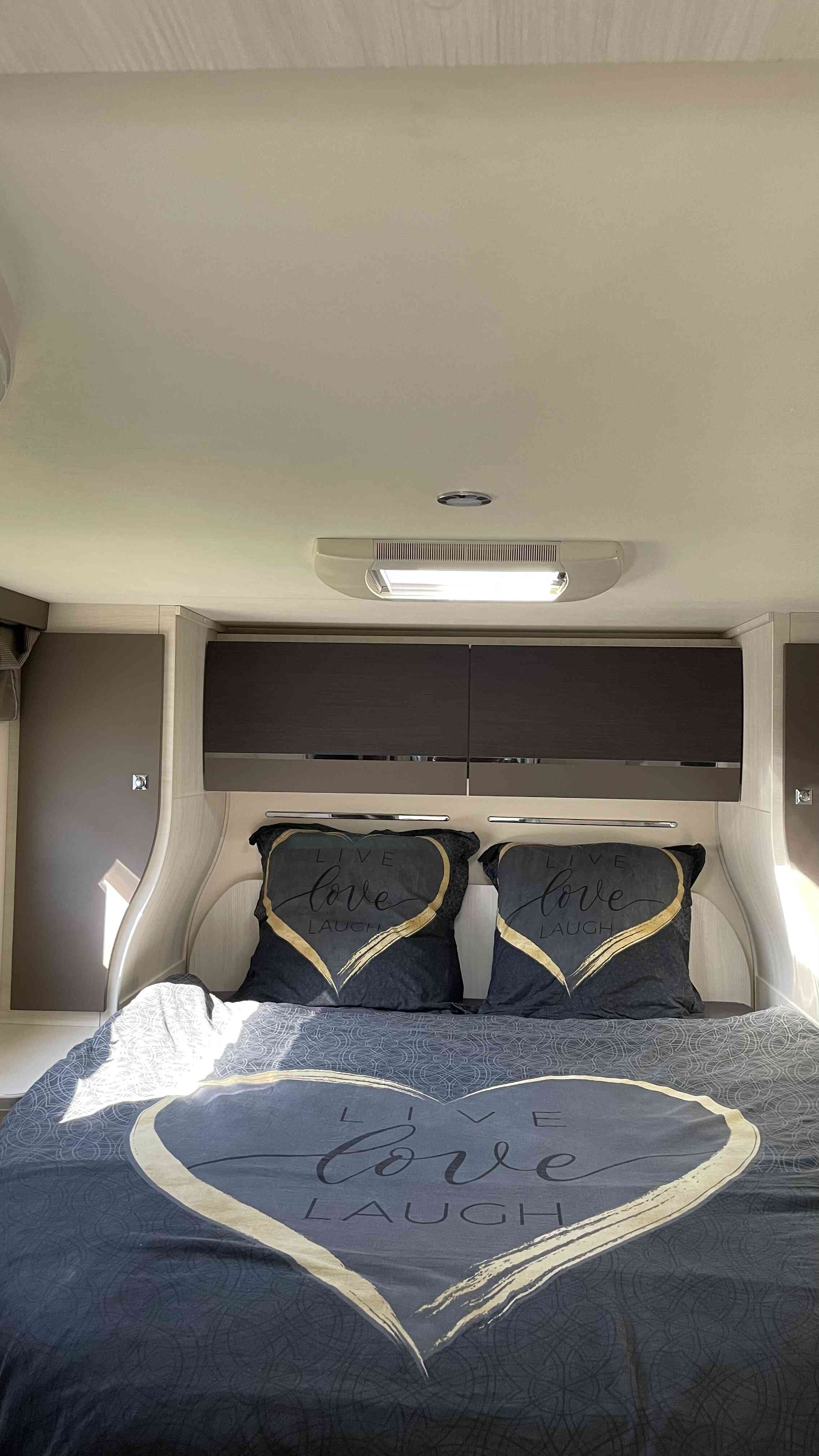 camping-car CHAUSSON EXALTIS 7038 XLB  intérieur / couchage principal