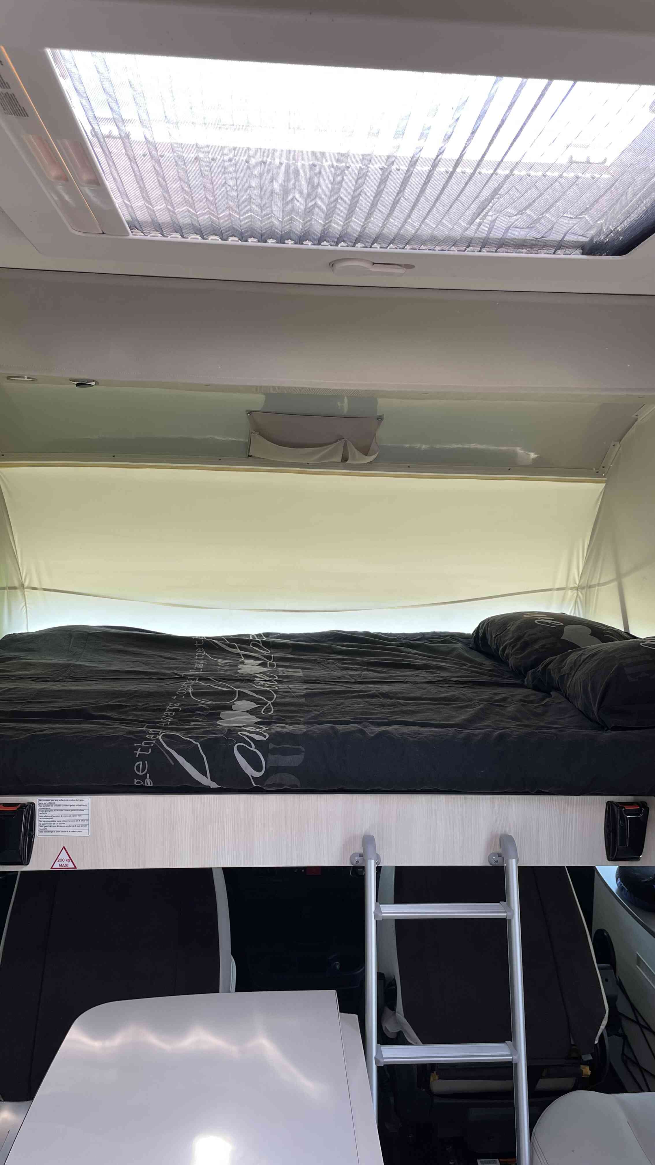 camping-car CHAUSSON EXALTIS 7038  intérieur / autre couchage