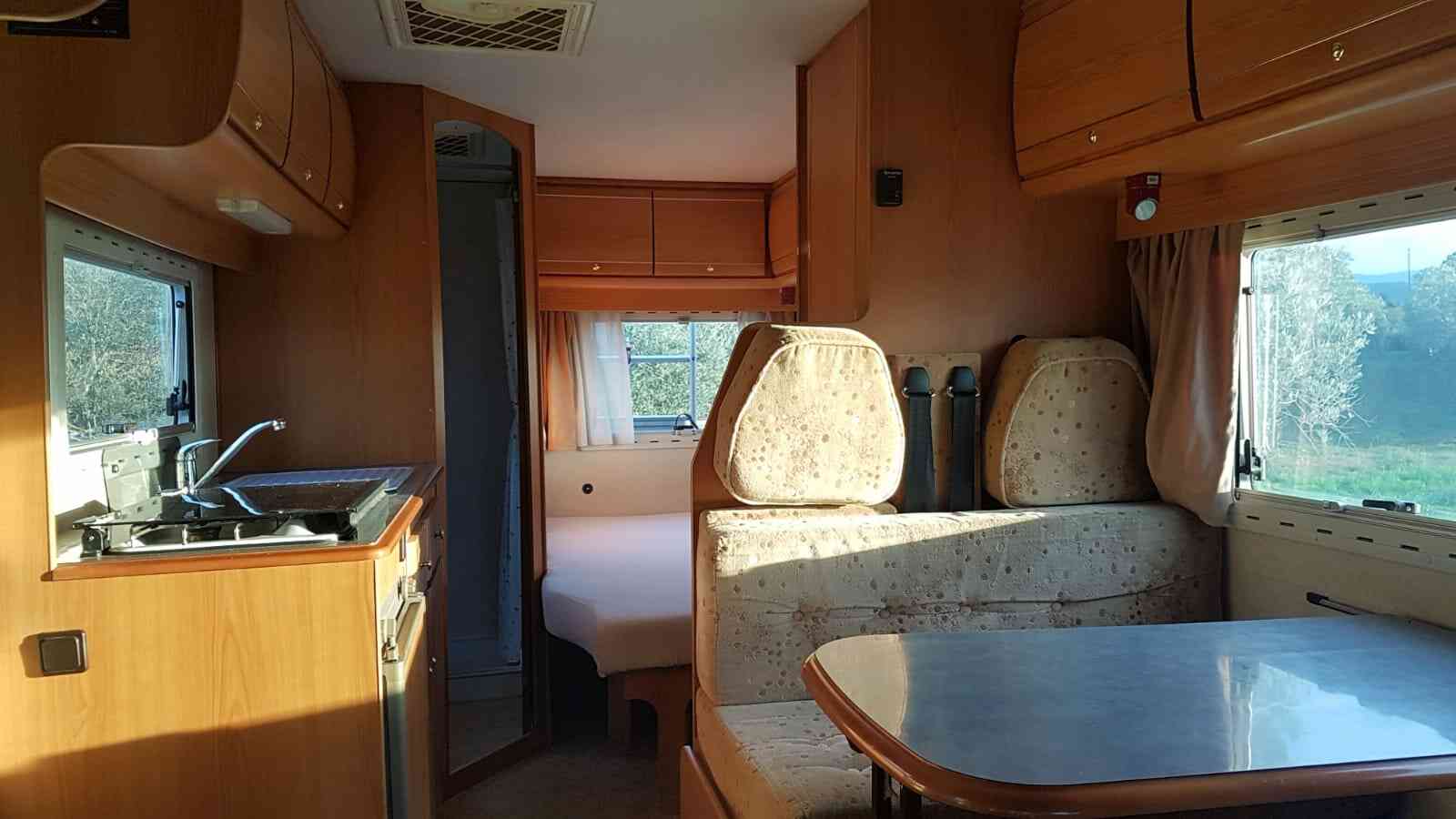 camping-car PILOTE FIRST 20  intérieur / coin salon