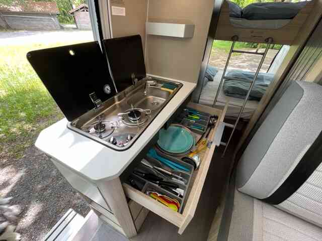 camping-car ADRIA TWIN 600 SPB FAMILY  intérieur  / coin cuisine