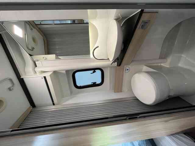camping-car ADRIA TWIN 600 SPB FAMILY  intérieur / salle de bain  et wc