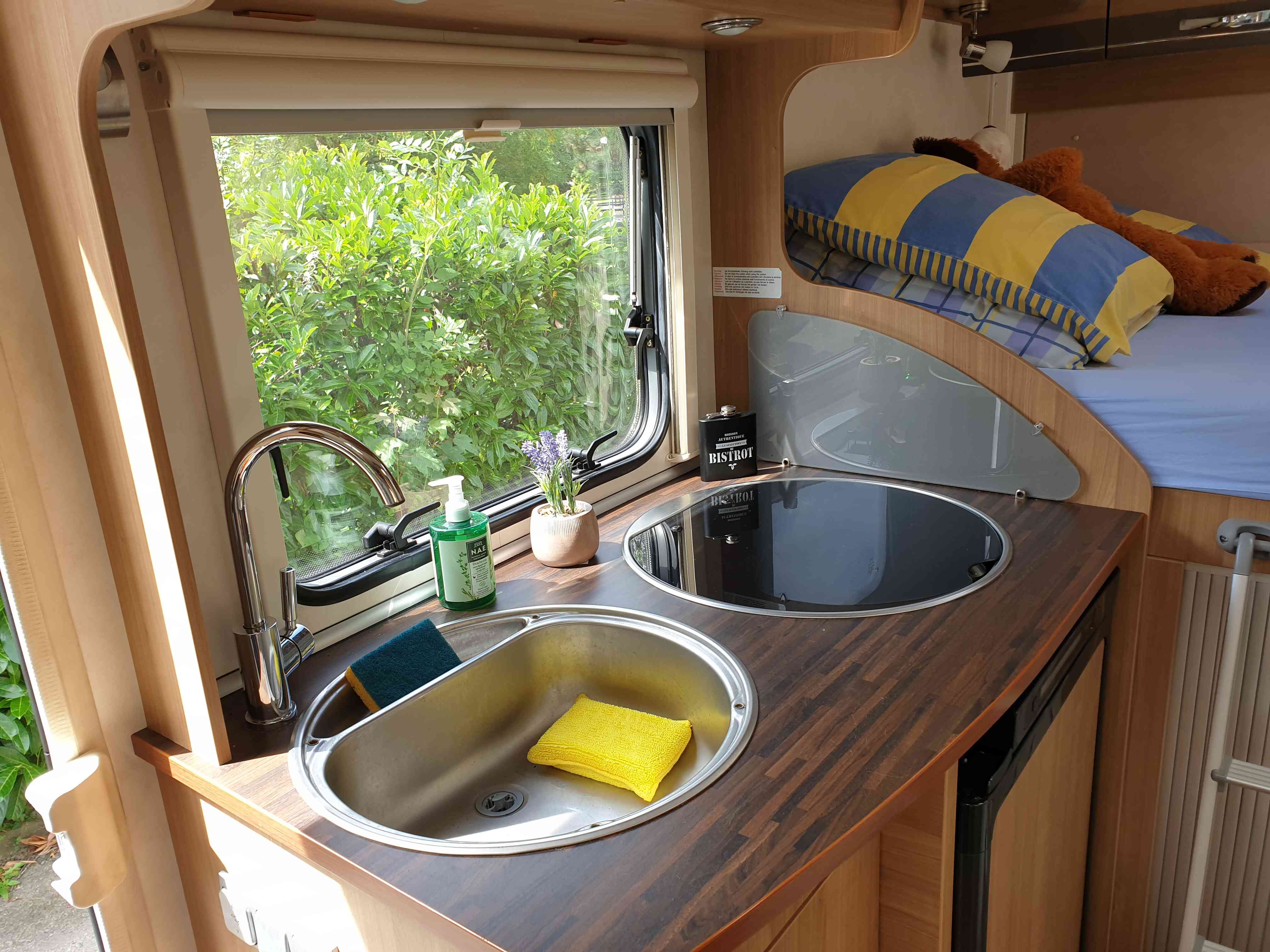 camping-car HYMER VAN PREMIUM 50  intérieur  / coin cuisine