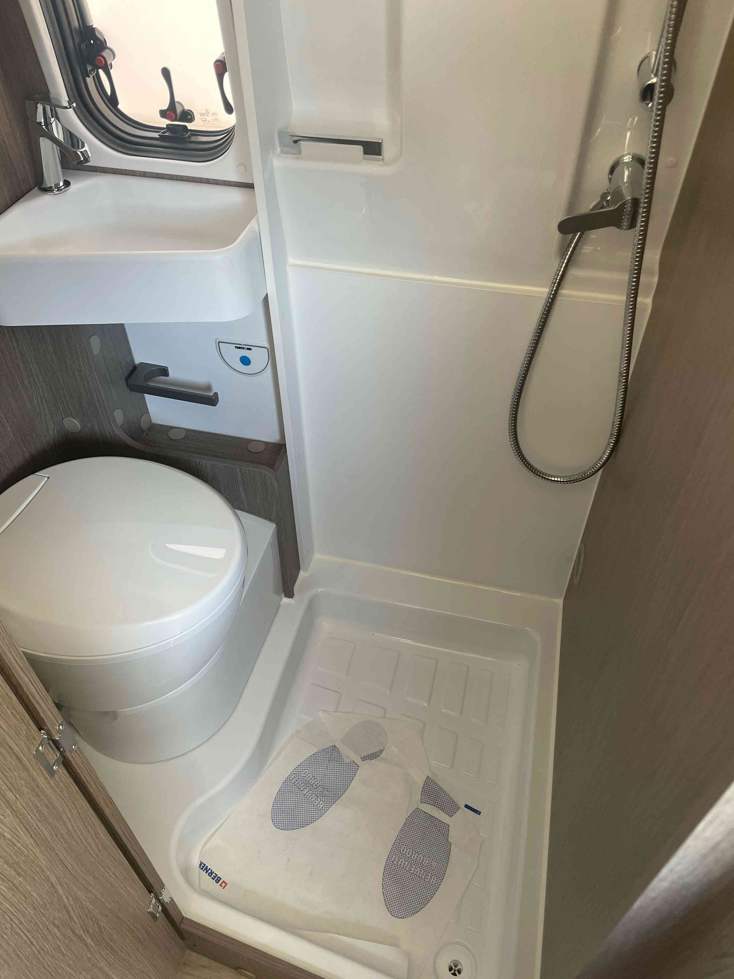camping-car CHAUSSON V594 MAXFIRST LINE  intérieur / salle de bain  et wc