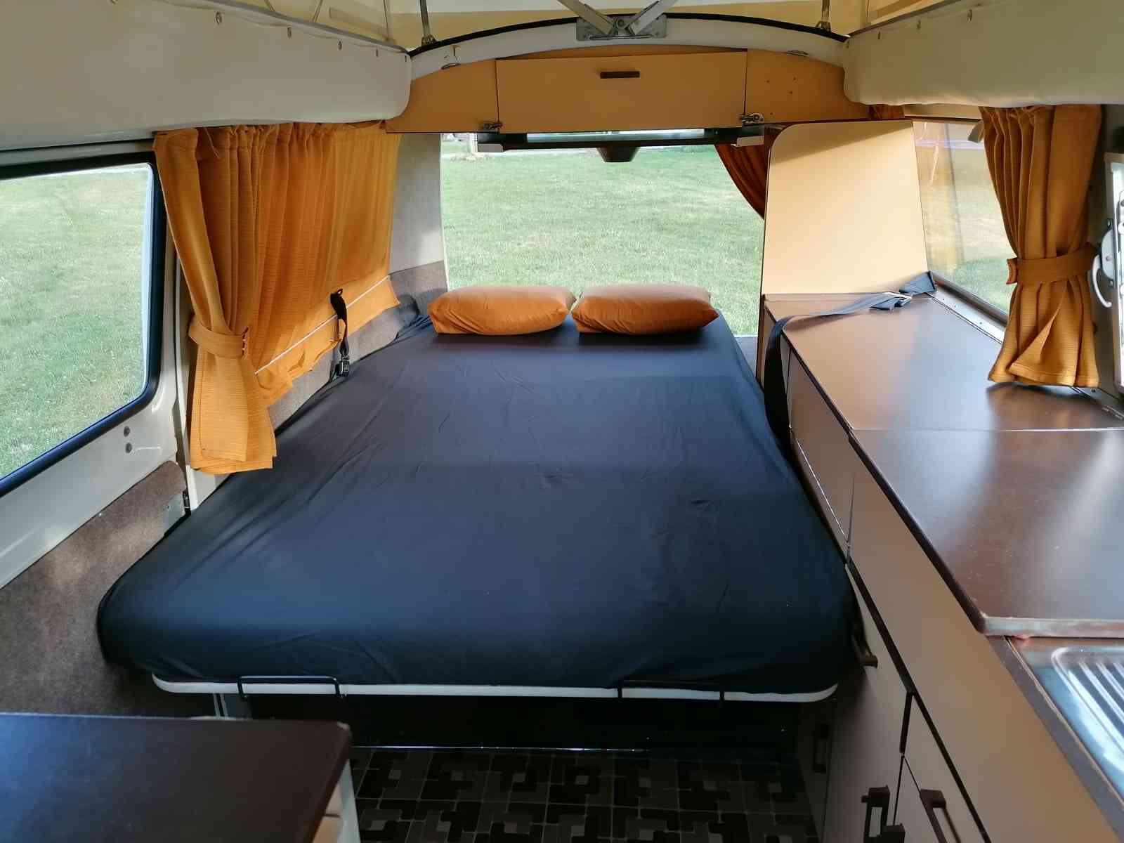 camping-car VOLKWAGEN COMBI T2  intérieur / coin salon