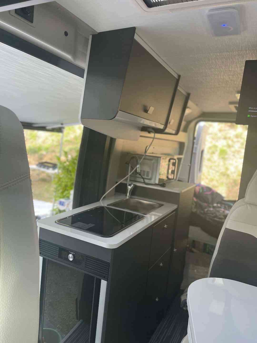 camping-car MC LOUIS MENFYS MAXI 3 PLUS  intérieur  / coin cuisine