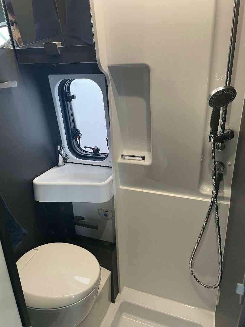 camping-car MC LOUIS MENFYS MAXI 3 PLUS  intérieur / salle de bain  et wc