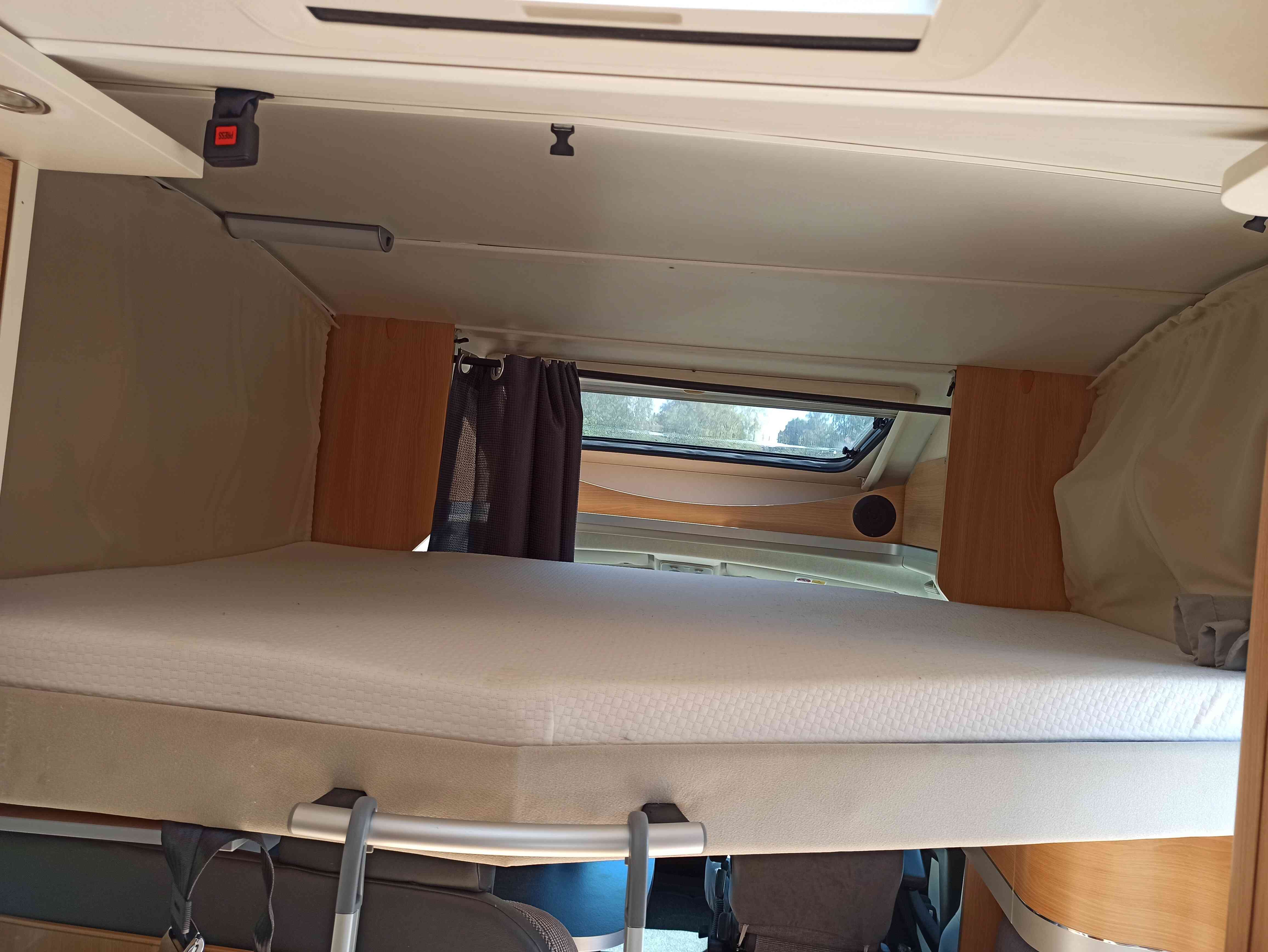 camping-car DETHLEFFS GLOBEBUS T4  intérieur / autre couchage