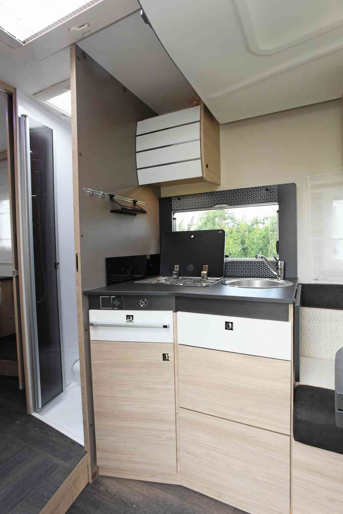 camping-car CHALLENGER 328 GRAPHITE PREMIUM   intérieur  / coin cuisine