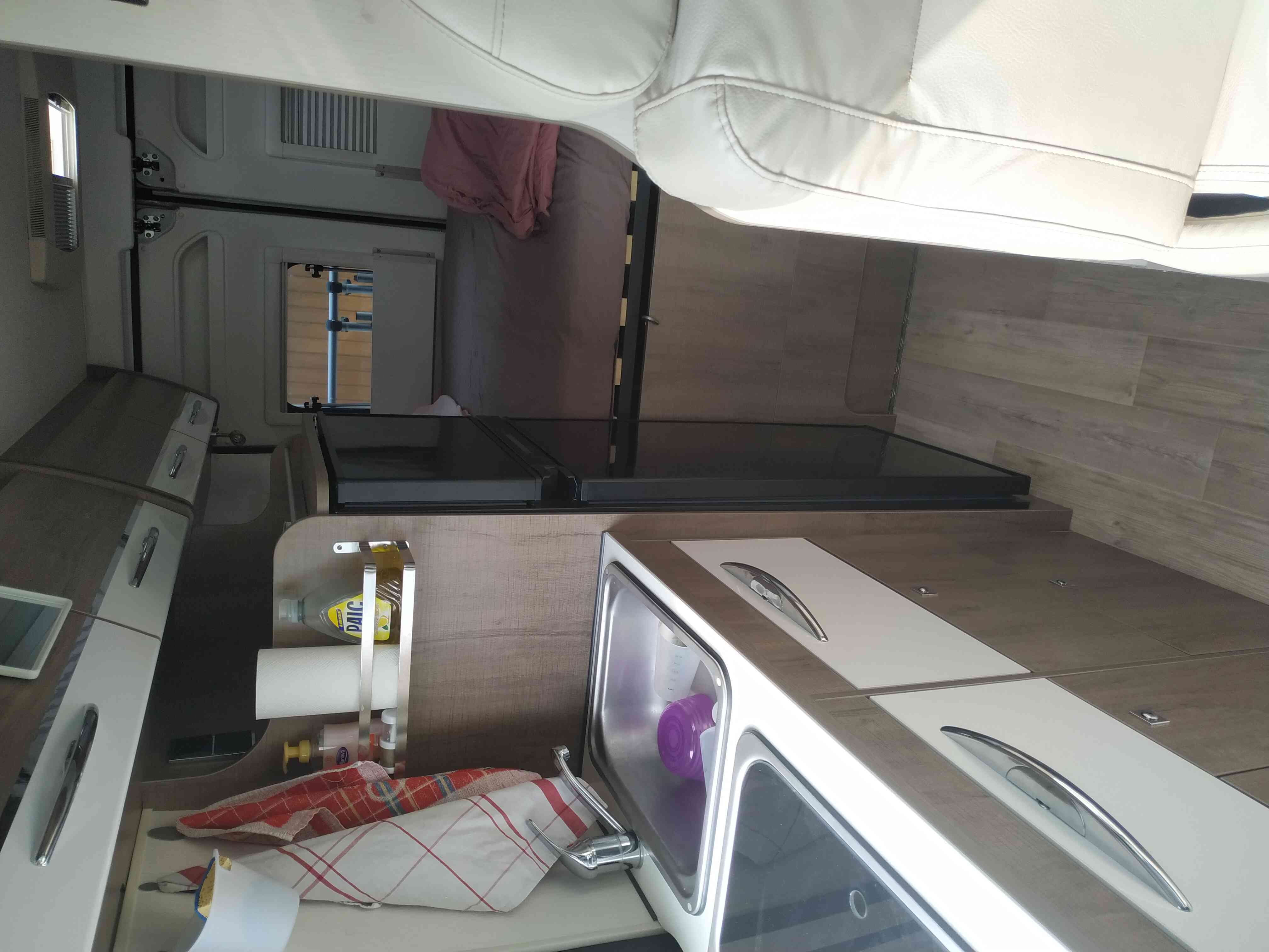 camping-car BAVARIA V 600  intérieur  / coin cuisine