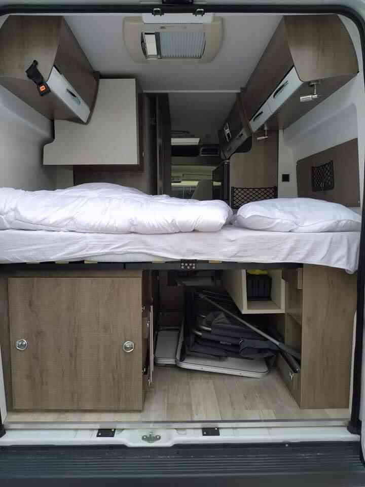 camping-car BAVARIA V 600  intérieur / couchage principal