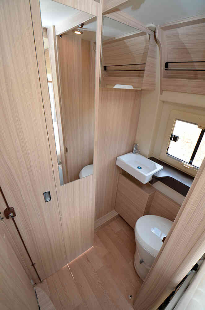 camping-car DREAMER  D55 EXCLUSIVE  intérieur / salle de bain  et wc