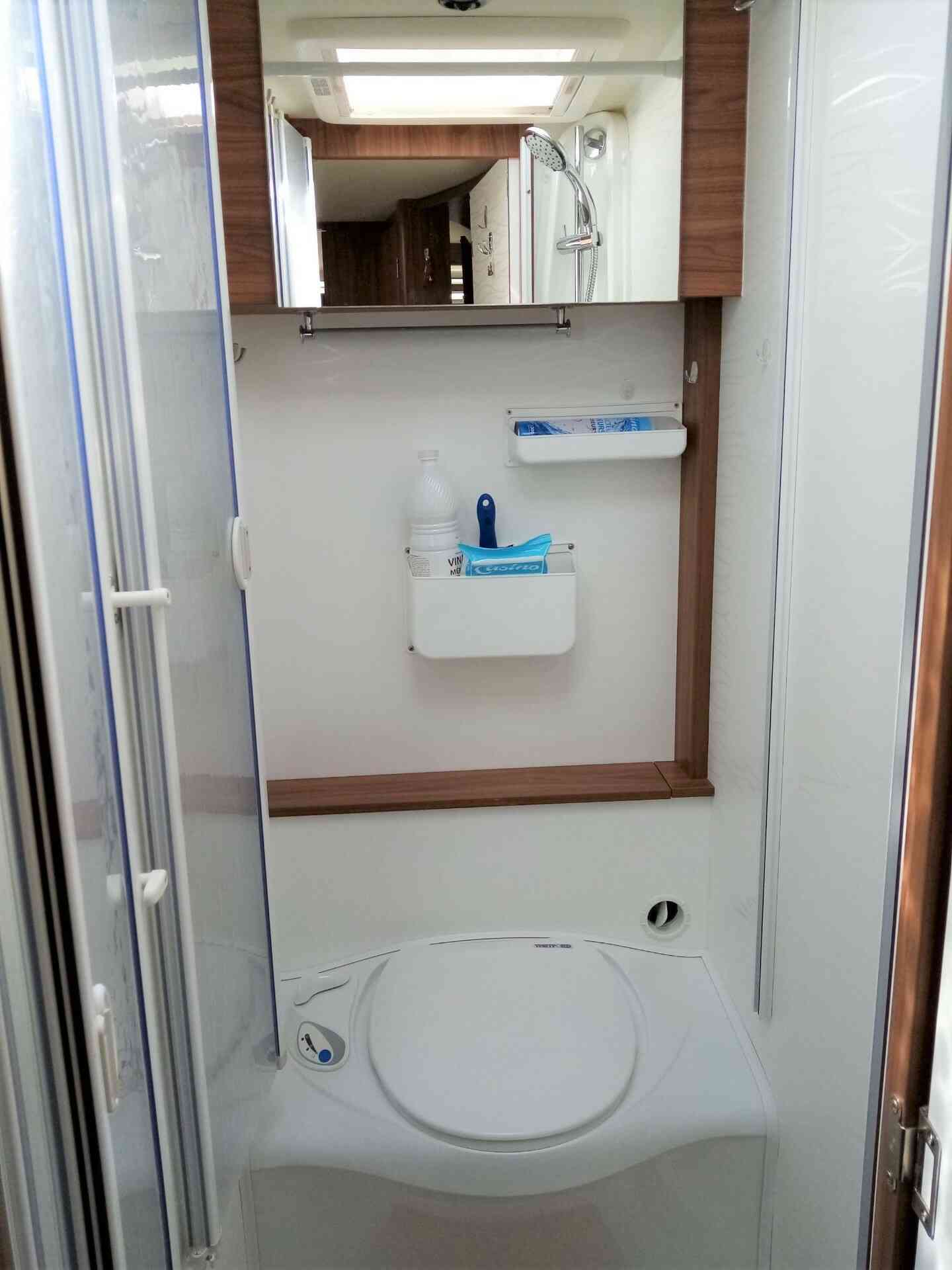 camping-car ITINEO MC 650  intérieur / salle de bain  et wc