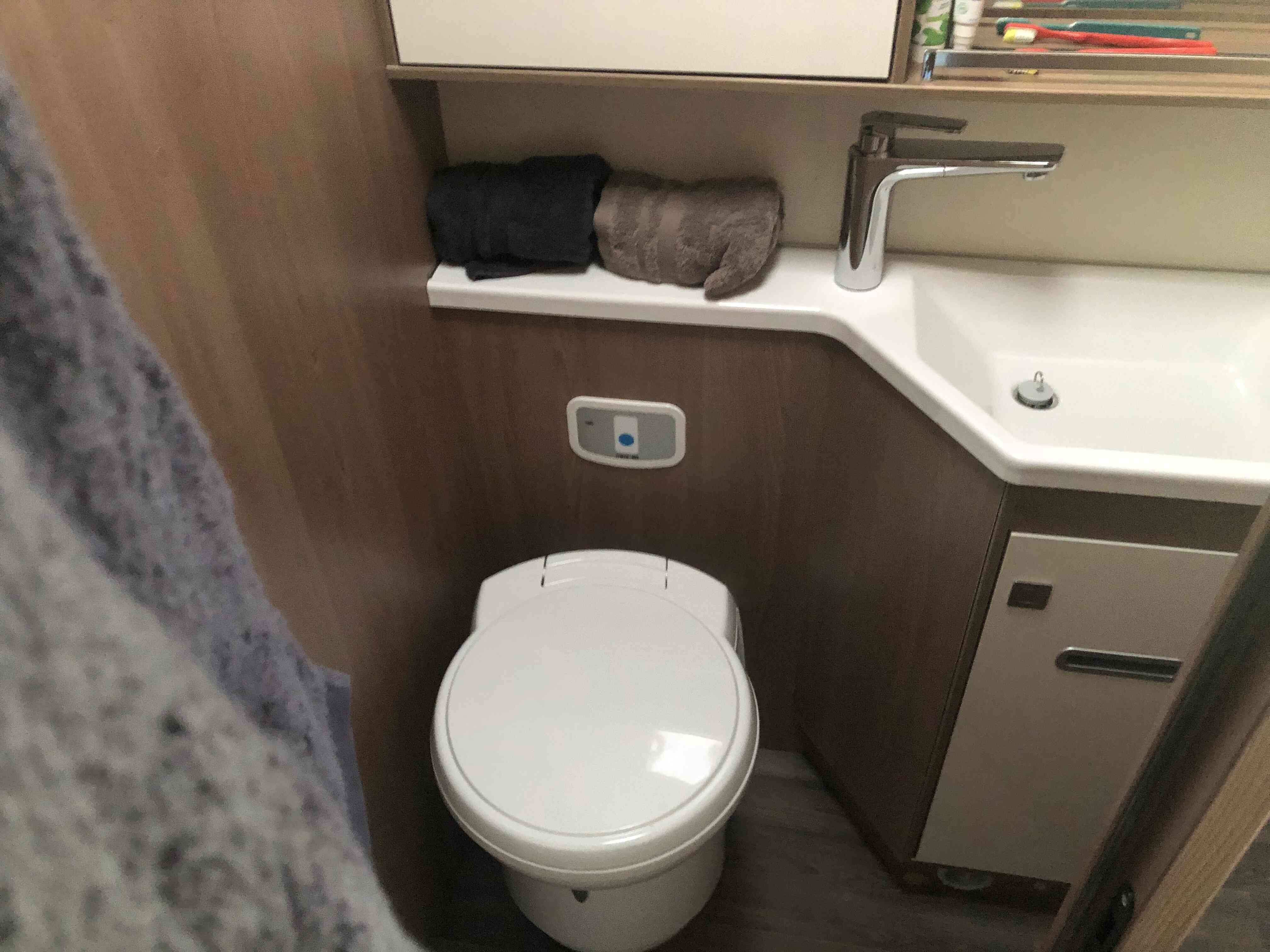 camping-car BURSTNER LYSEO TD 732 Limited Edition   intérieur / salle de bain  et wc