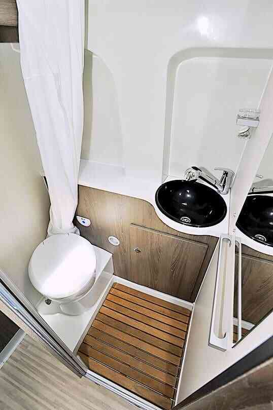 camping-car FORD RANDGER TRANSIT  intérieur / salle de bain  et wc
