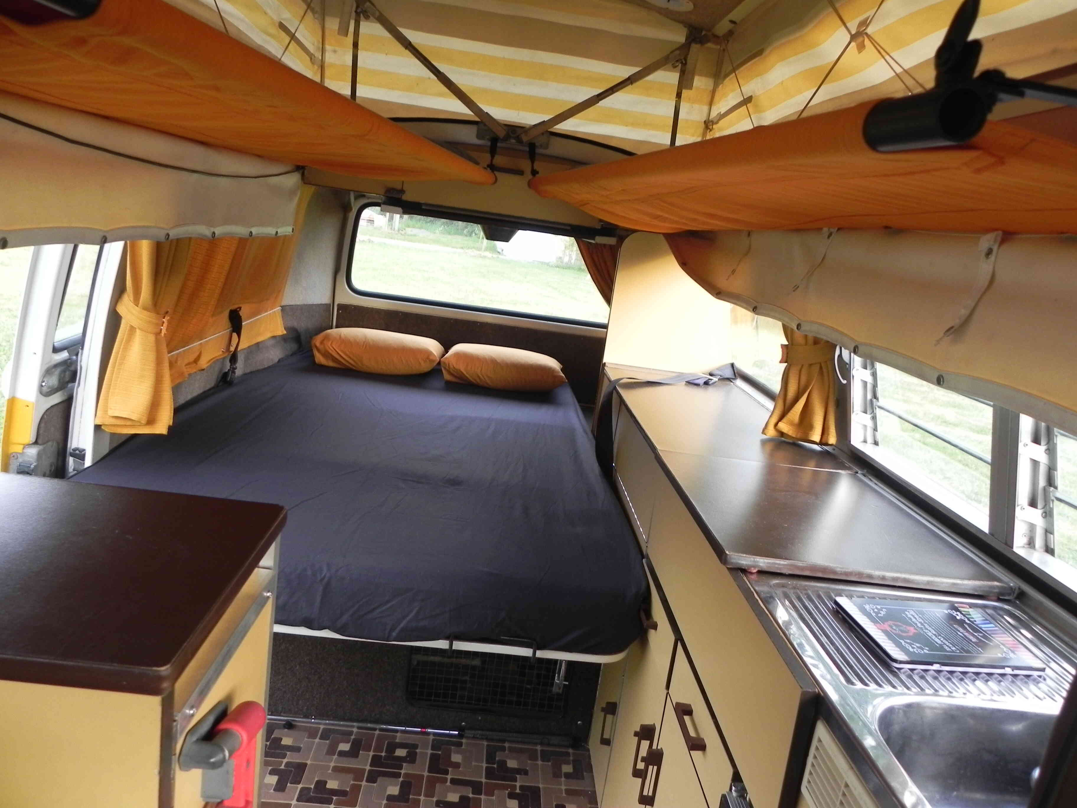 camping-car VOLKWAGEN COMBI T2  intérieur  / coin cuisine