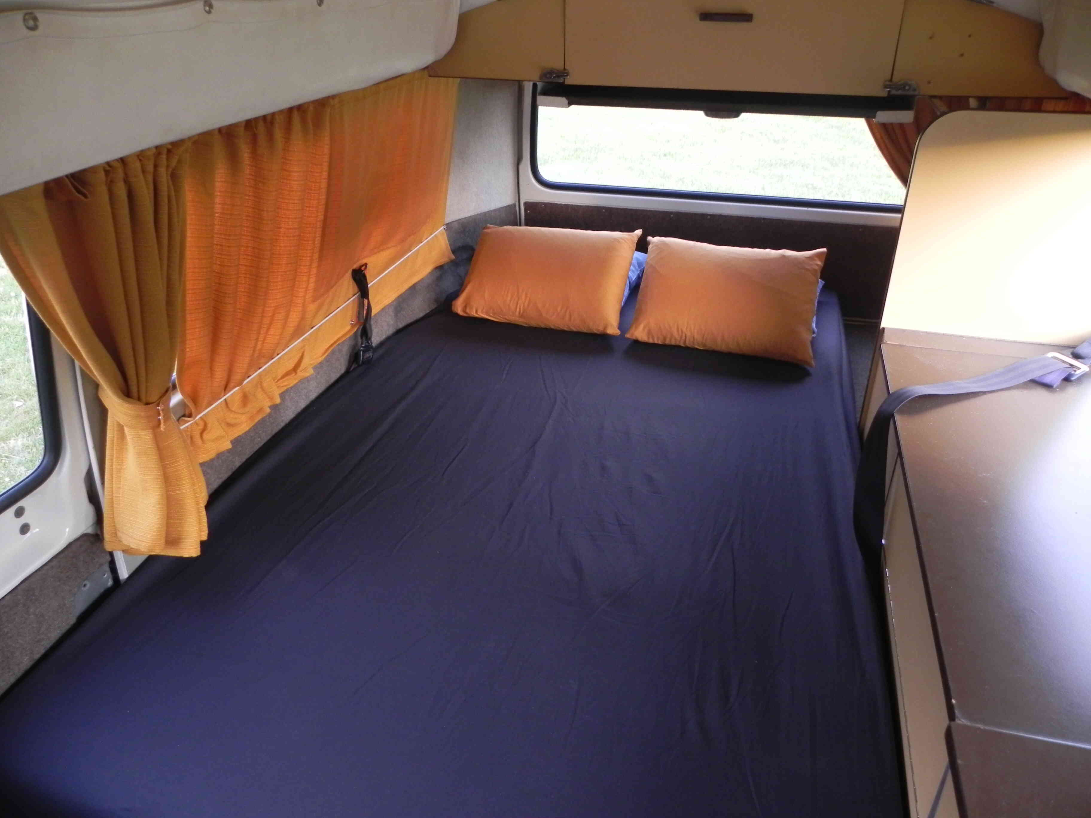 camping-car VOLKWAGEN COMBI T2  intérieur / couchage principal