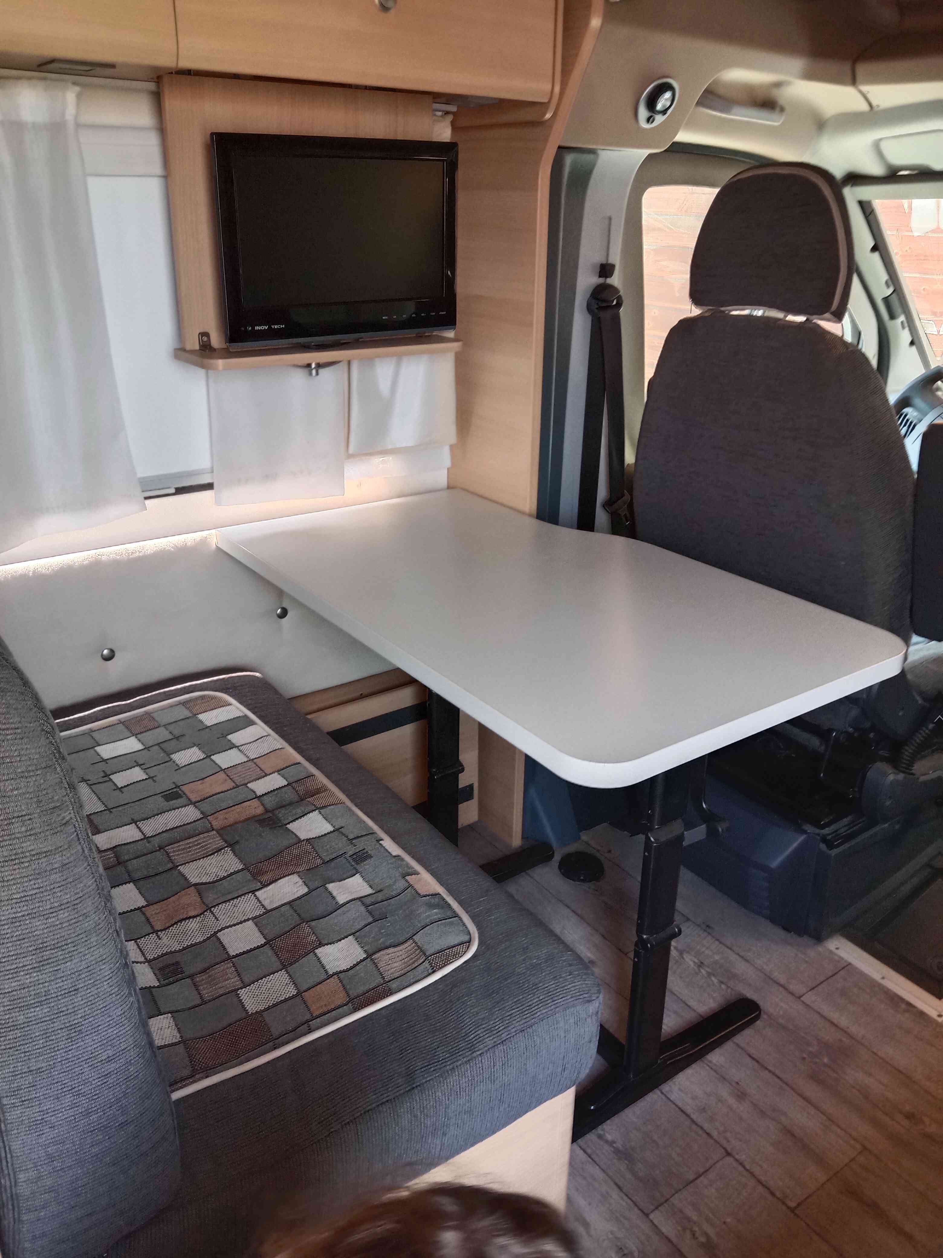 camping-car KNAUS   intérieur / coin salon