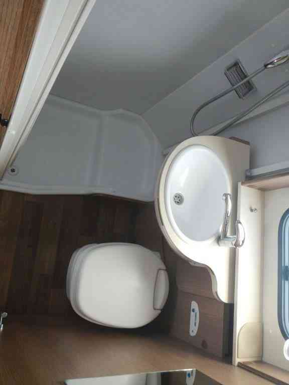 camping-car  MC LOUIS GLAMYS 22  intérieur / salle de bain  et wc