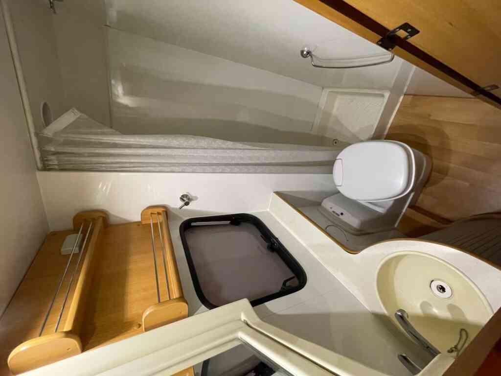 camping-car RIMOR KATAMARANO 11 P  intérieur / salle de bain  et wc