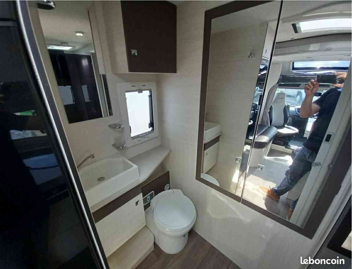 camping-car CHALLENGER GENESIS 170  intérieur / salle de bain  et wc