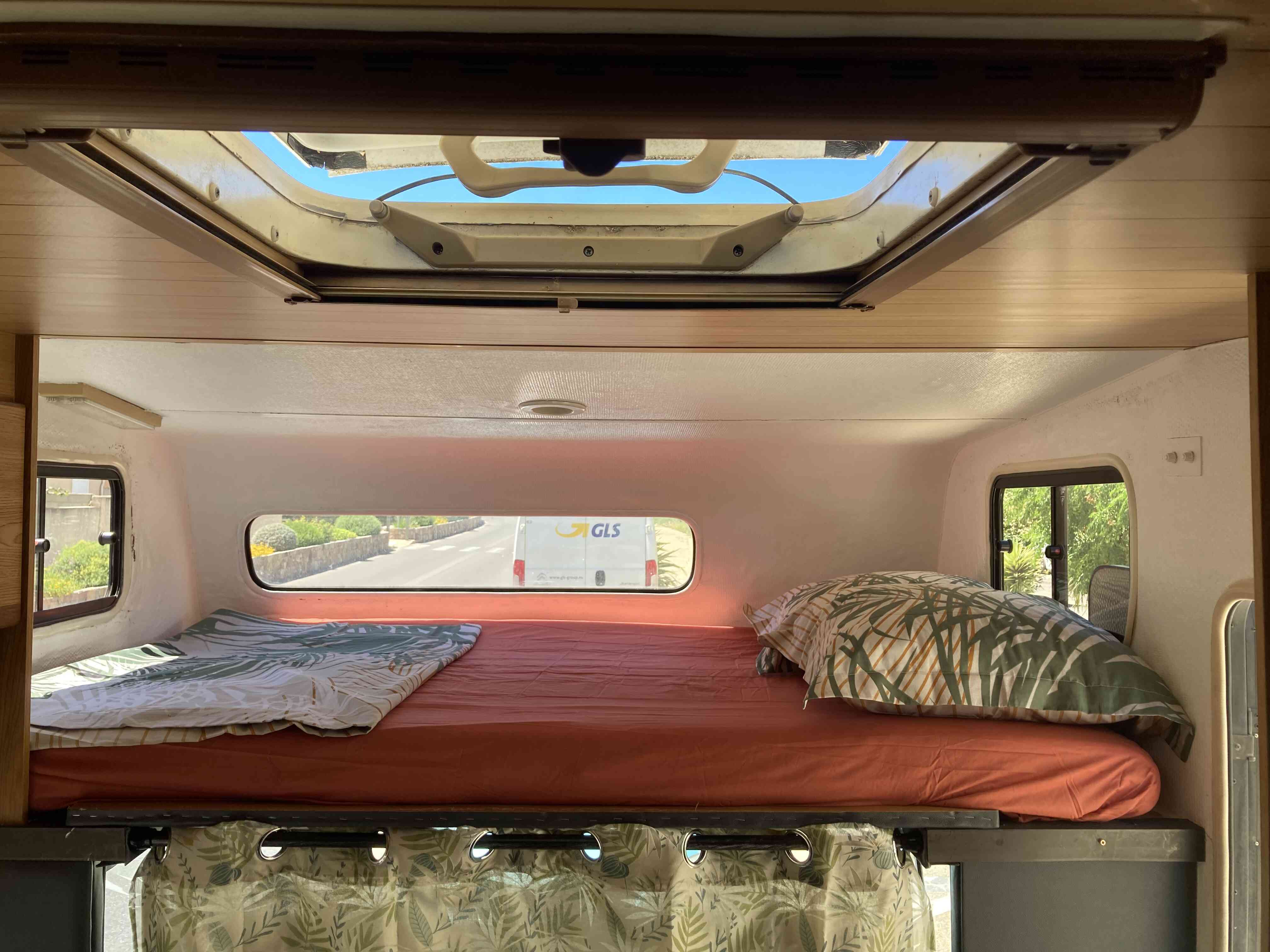 camping-car CITROEN C25  intérieur / couchage principal